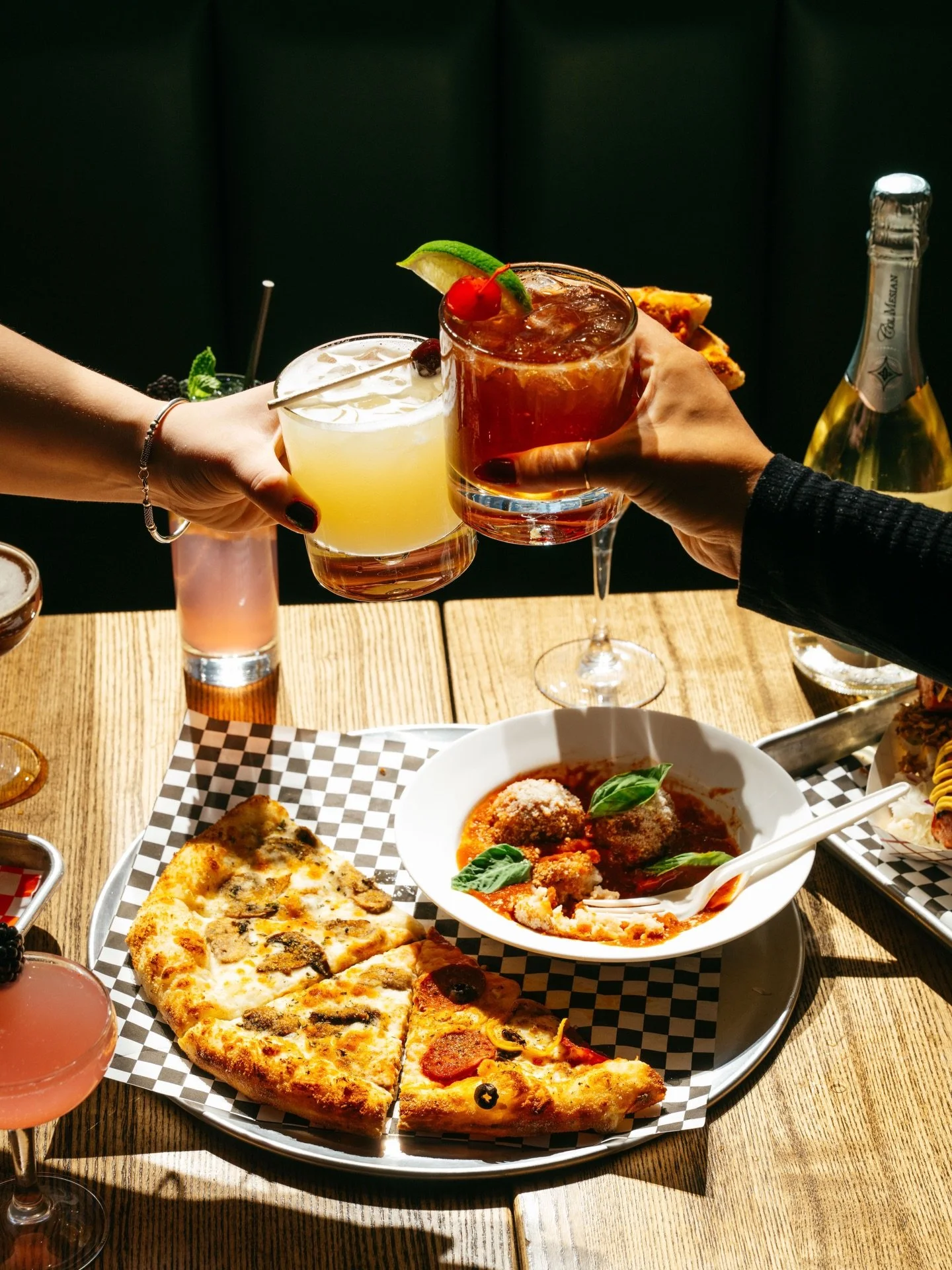 Your wallet called&mdash;it&rsquo;s obsessed with these deals. Bar bites $10 and under, $7 drinks after 7pm and daily drink specials, only at Chefs Hall! 

🍺 $7 drinks after 7PM
🍔  Bar bites $10 &amp; under
🍸  Daily drink specials
📍 Chefs Hall, 1