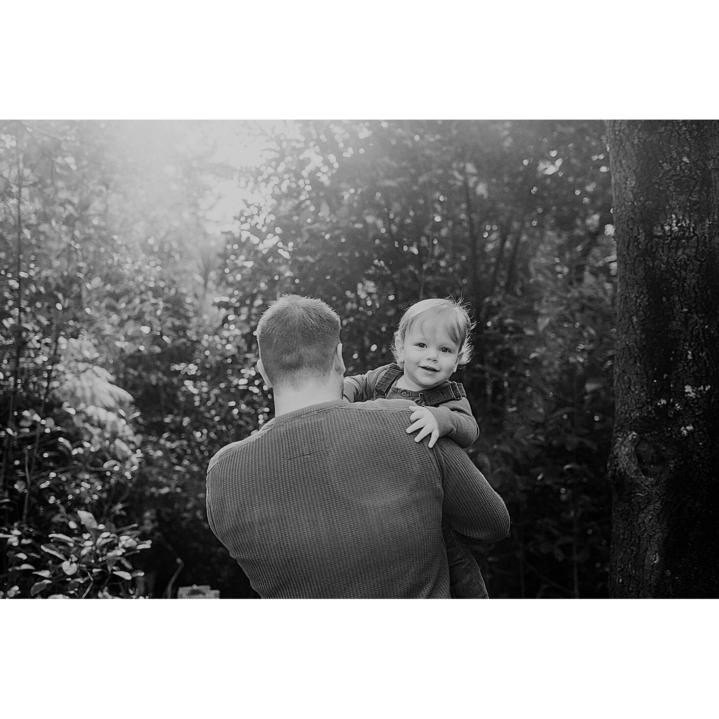 😁 A happy look like that from a kid and a bit of lens flare can make your day! 

 #blackandwhite #kids #blackandwhitephotography #documentinglife #reallifeportraits #familyfun #goodtimes #noposing #naturalphotograph #noposingneeded #carefree #cuteki