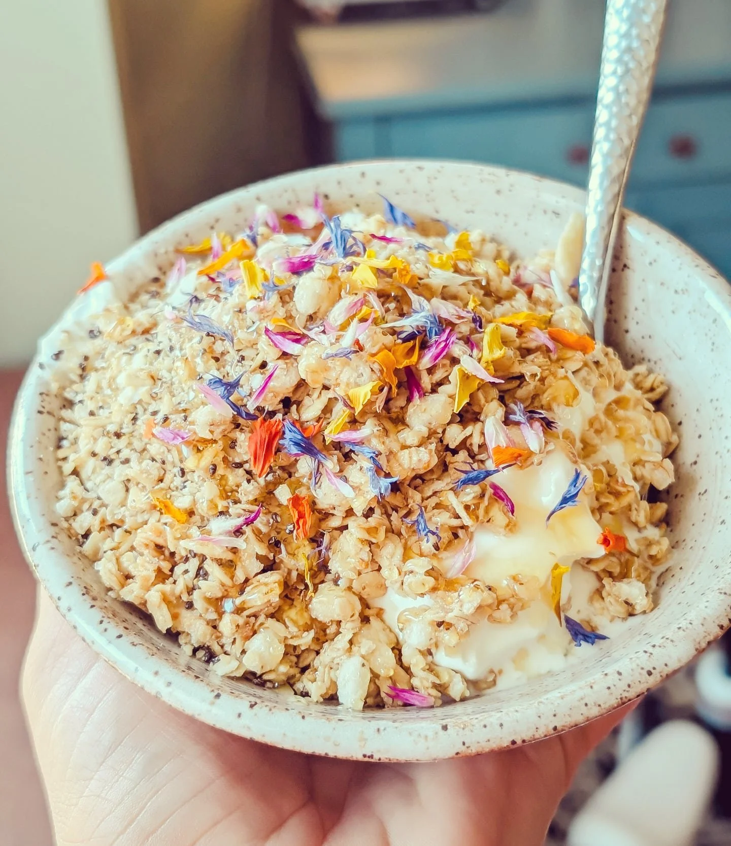 Just giving you a vintage insta moment with my breakfast in the Valencia filter 📸

Greek yogurt
Aldi granola + chia seeds
Local honey
And edible flowers until further notice 🌸