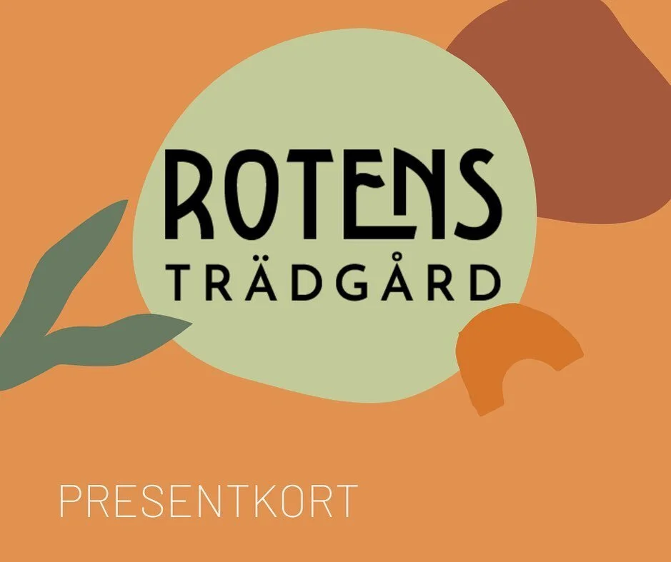 Kan man redan nu k&ouml;pa presentkort p&aring; Rotens Tr&auml;dg&aring;rd? Flera av er har fr&aring;gat och JA det kan man!🍀
I nul&auml;get kan vi erbjuda digitalt presentkort men kommer s&aring;klart &auml;ven ha fysiska kort fr&aring;n det att vi