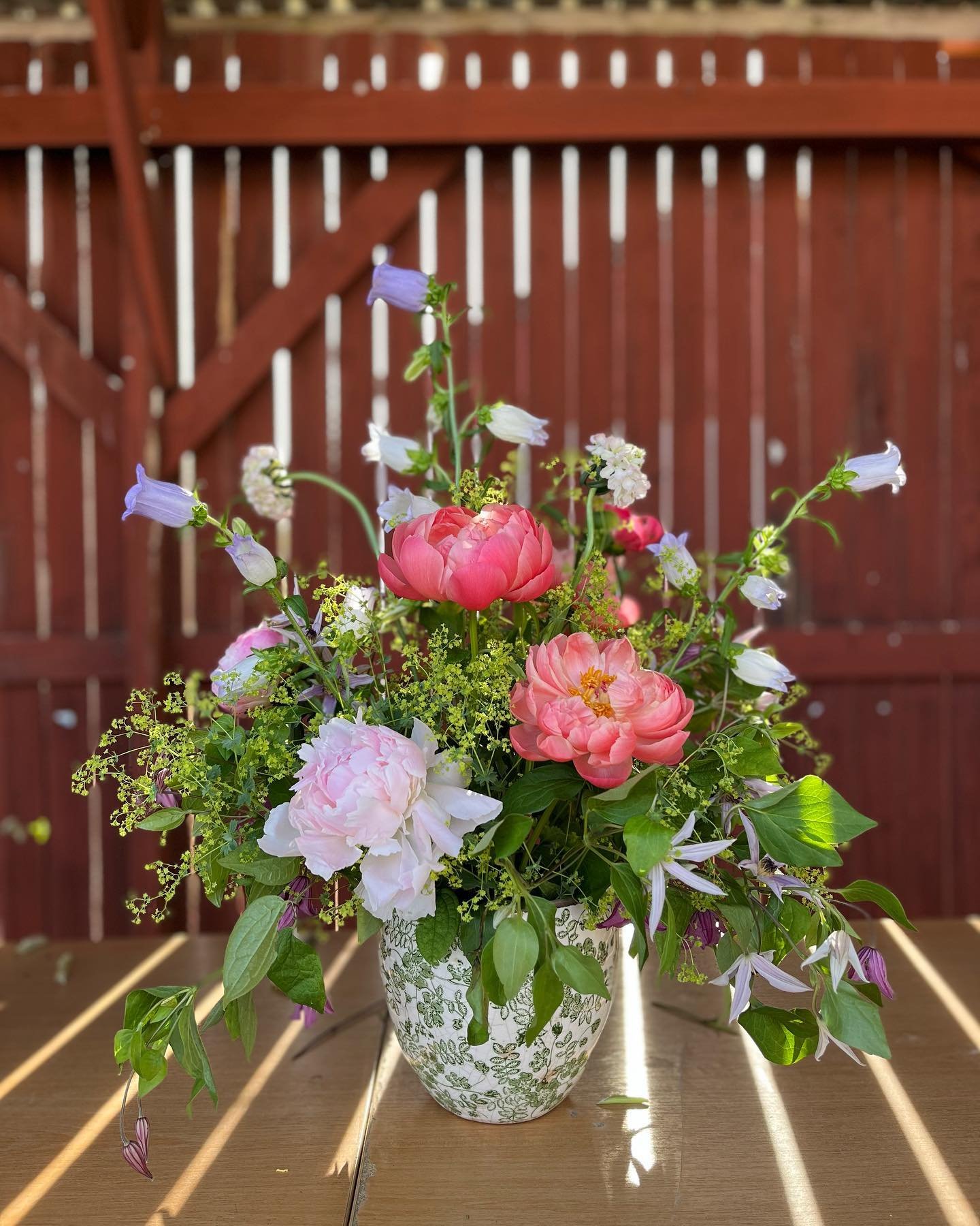 Tillsammans med f&ouml;reningen @tradgardaridalarna.se g&auml;star vi Tr&auml;dg&aring;rd- och hantverksm&auml;ssan i T&auml;llberg (@tradgardochhantverk) idag! Kom och s&auml;g hej i v&aring;r monter. Den h&auml;r blomsterprakten har vi med oss f&ou