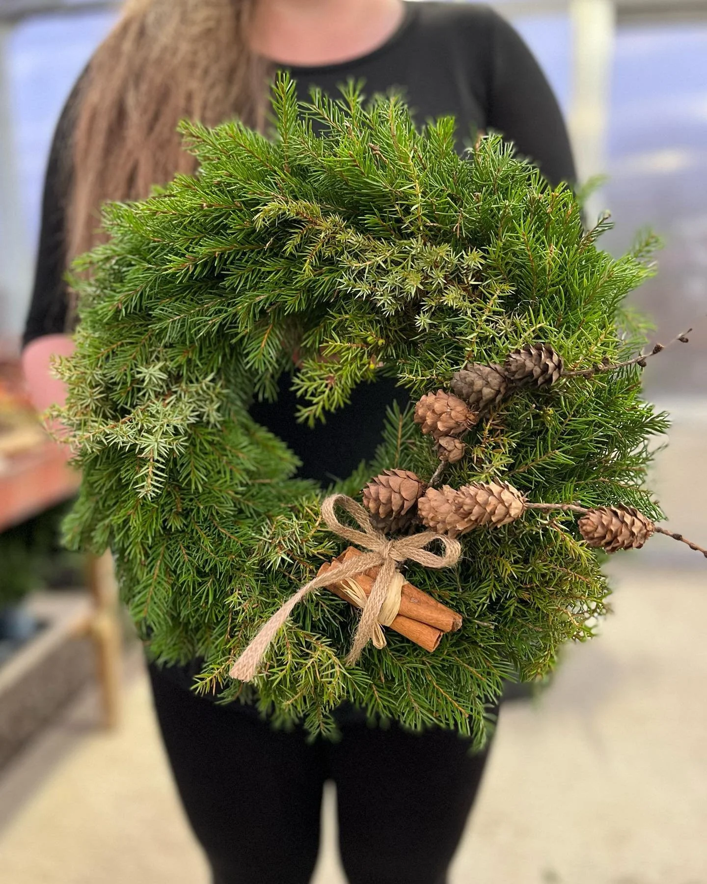 Idag hade vi workshop i kransbinderi - p&aring; tema barr och vinterkrans! Gran, en, tall, &auml;delgran toppat med kottar, linneband, kanel, torkad apelsin och torkade blommor mm mm. Gruppen satte tekniken supersnabbt och se s&aring; fint det blev! 