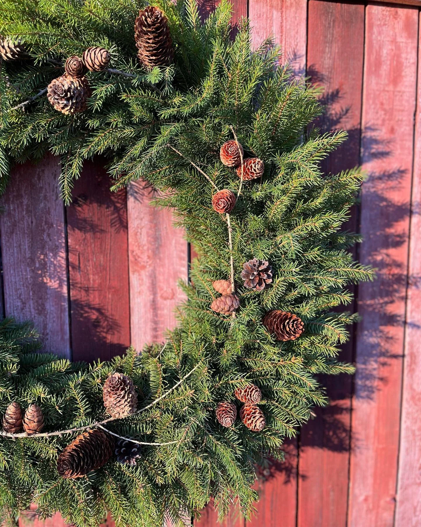 Det b&ouml;rjar dra ihop sig! ⭐️ L&ouml;r 23/11 &auml;r ni varmt v&auml;lkomna att starta julen tillsammans med oss! Vi laddar upp inf&ouml;r 1:a advent med en rej&auml;l dos inspiration, julens dofter och smaker, h&auml;rliga julblommor, fina julkla