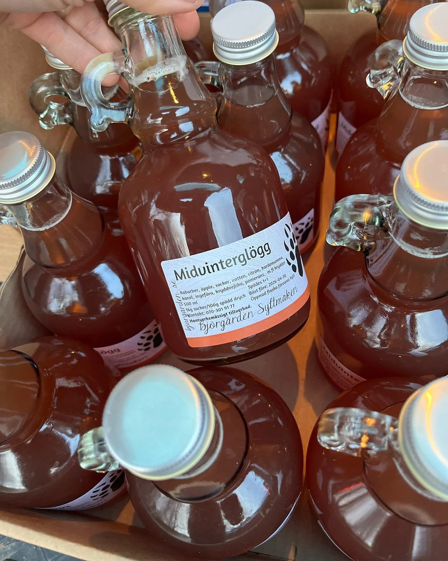 Nu har vi f&aring;tt in gl&ouml;gg och marmelader fr&aring;n b&auml;sta @bjorgarden i R&auml;ttvik! Yvonne och Ansi &auml;r hantverkarna som lyfter julens smaker till nya h&ouml;jder, n&aring;got som de ocks&aring; vunnit priser f&ouml;r. Tillverkat 