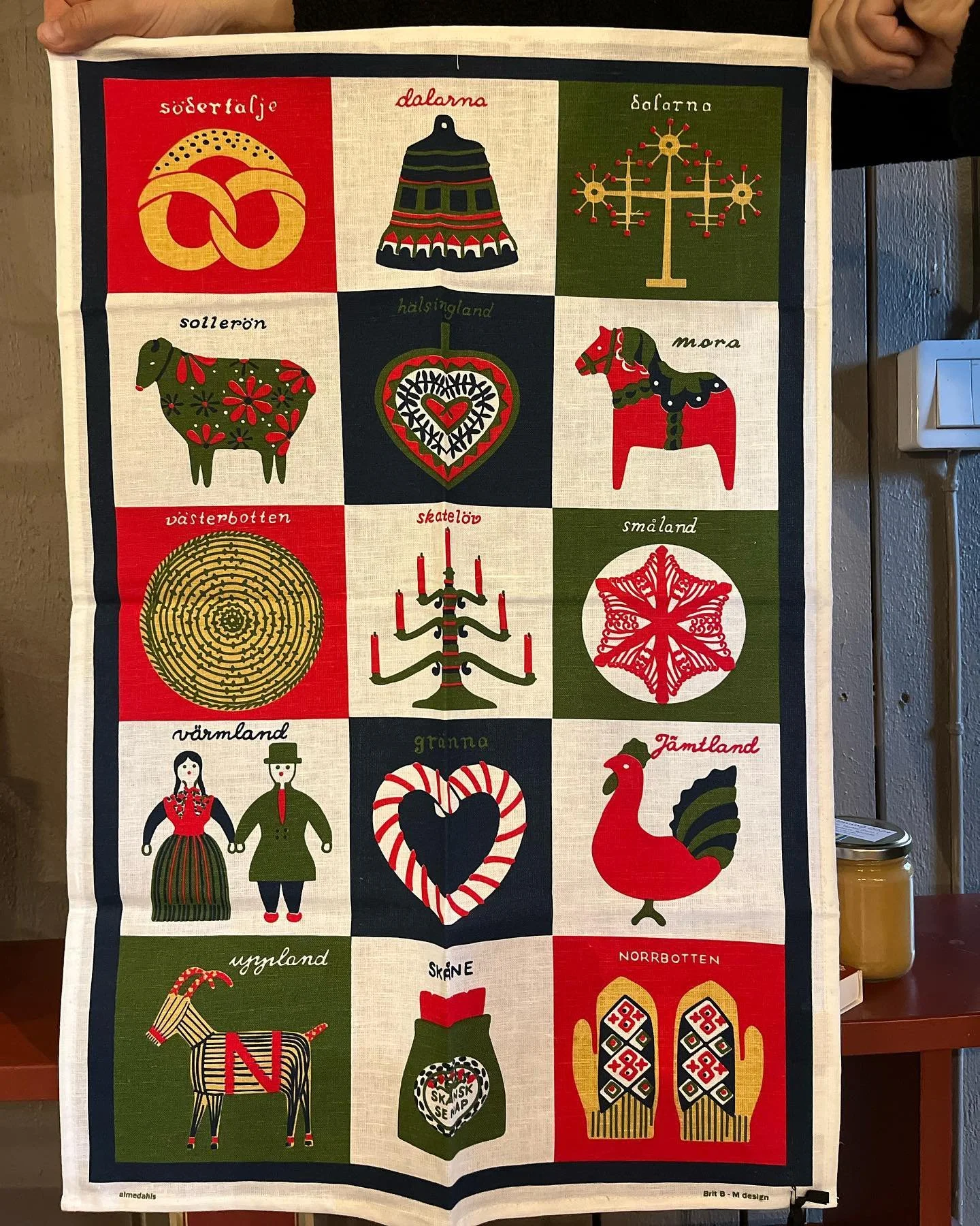 Julklappstips! ⭐️ Vi har nu f&aring;tt in fina juliga k&ouml;kshanddukar fr&aring;n @almedahlshome. K&ouml;kshandduk &rsquo;Landskap&rsquo; och &rsquo;K&ouml;kspolka&rsquo; med matchande t&auml;ndsticksaskar. Handdukarna &auml;r i 55% lin och 45% bom