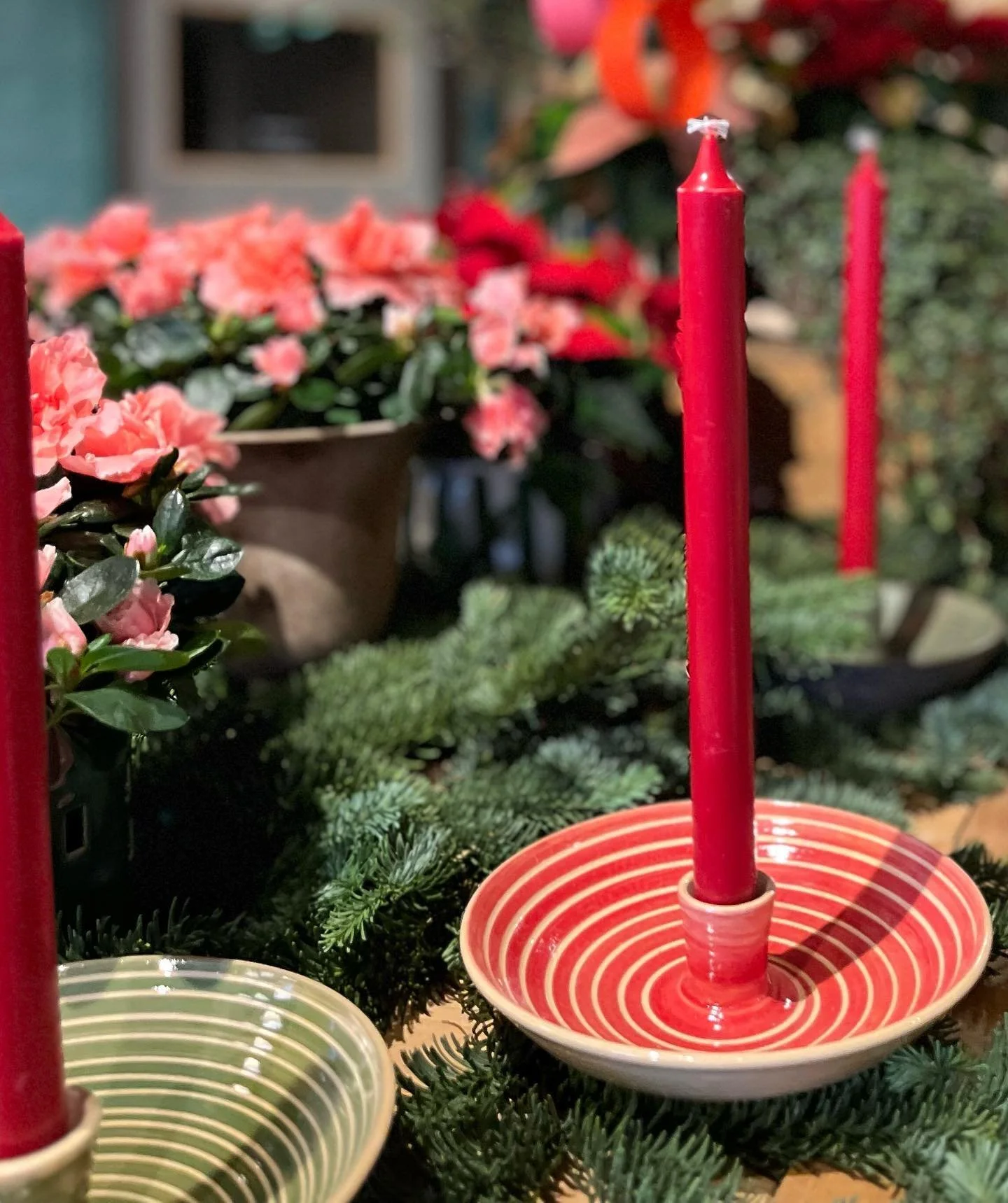 Nu lanserar vi v&aring;rt julsamarbete med Karin Arvids p&aring; @syltochpylt i Bjurs&aring;s. Hon har inte legat p&aring; latsidan! Nu har vi fullt med fina, handgjorda ljusstakar i olika f&auml;rg och form. Drejade, formade, glaserade - ett hantver