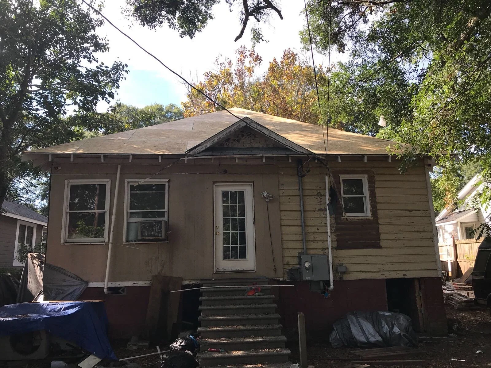 First Choice Constructors offer roofing services, gutter services, and siding services. Exterior work galore. Bilingual.  