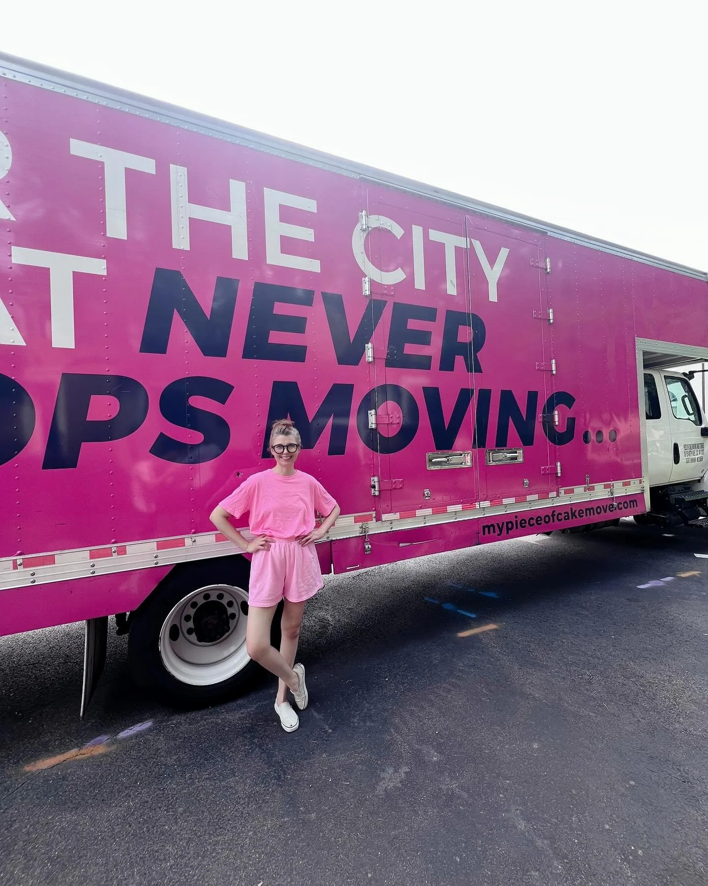 WHAT A WEEKEND! Moving a whole house back into NYC is no small thing, I mean it when I say @pieceofcakemoving made the process as easy and breezy as it could possibly be. From booking my job to unloading the last box, the experience was quick, clear,