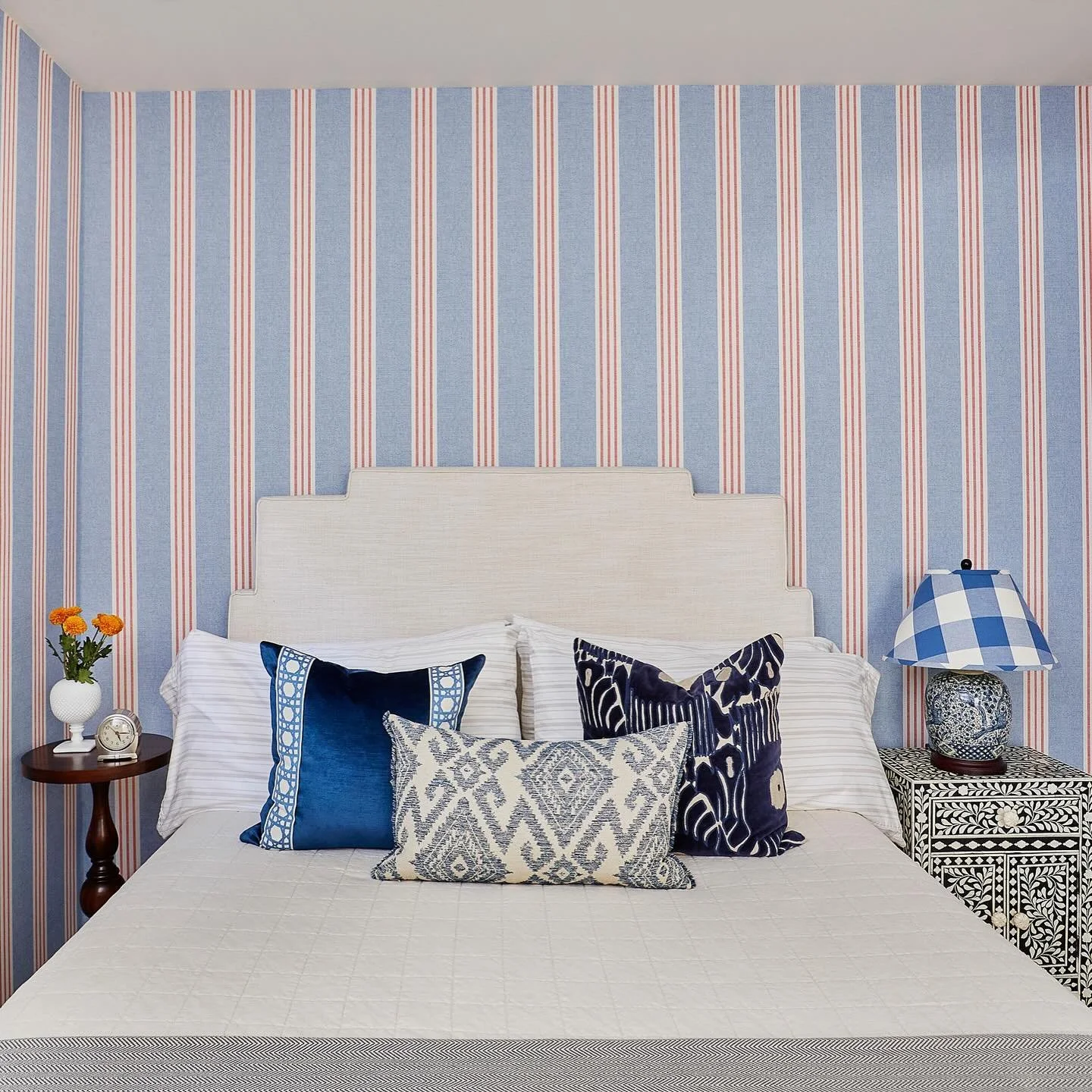 Just add stripes! Swipe for the before/after pics to see the FULL transformation. Fun fact: A ton of this room consists of repurposed pieces from previous homes. Layering in the new (like this @thibaut_1886 wallpaper) with the old is a really great w