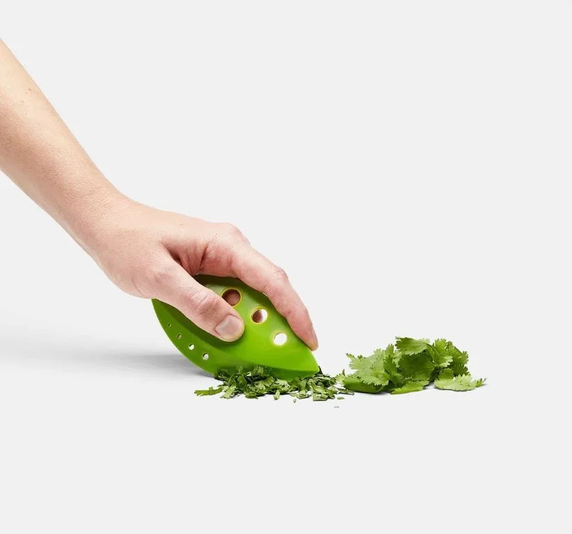 chefn-loose-leaf-kale-and-greens-stripper-demo-chopping