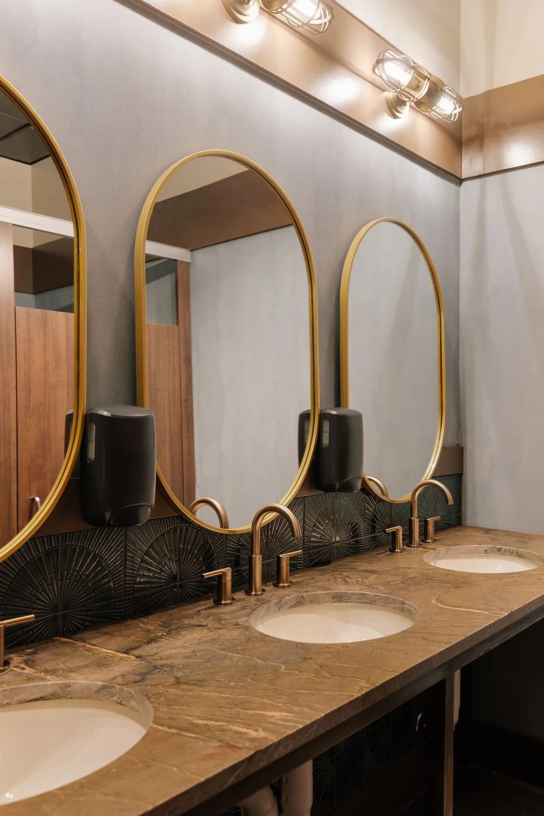old-blinking-light-custom-restaurant-shike-design.jpg