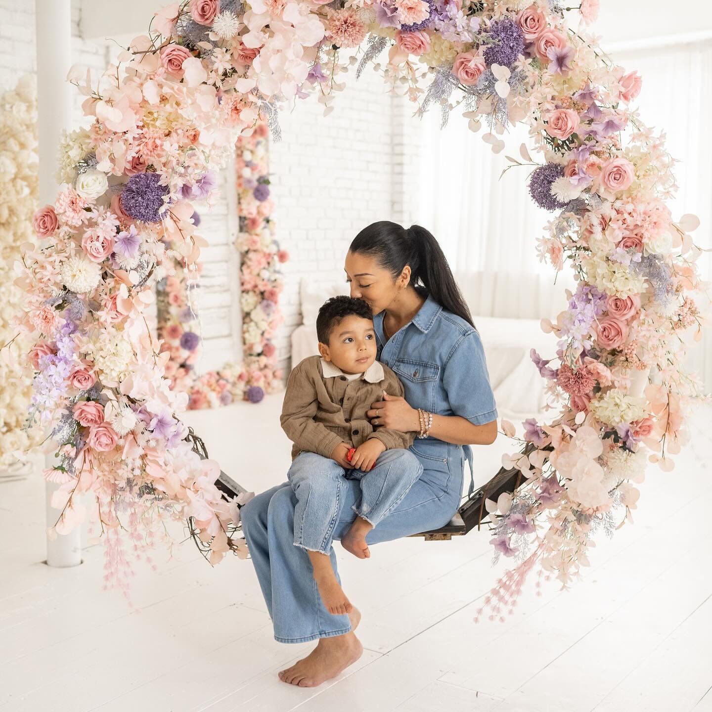 I had four packed days of beautiful mamas and their babies in this studio and I loved every moment!🩷 Now I am ready for some outdoor floral sessions 🌷