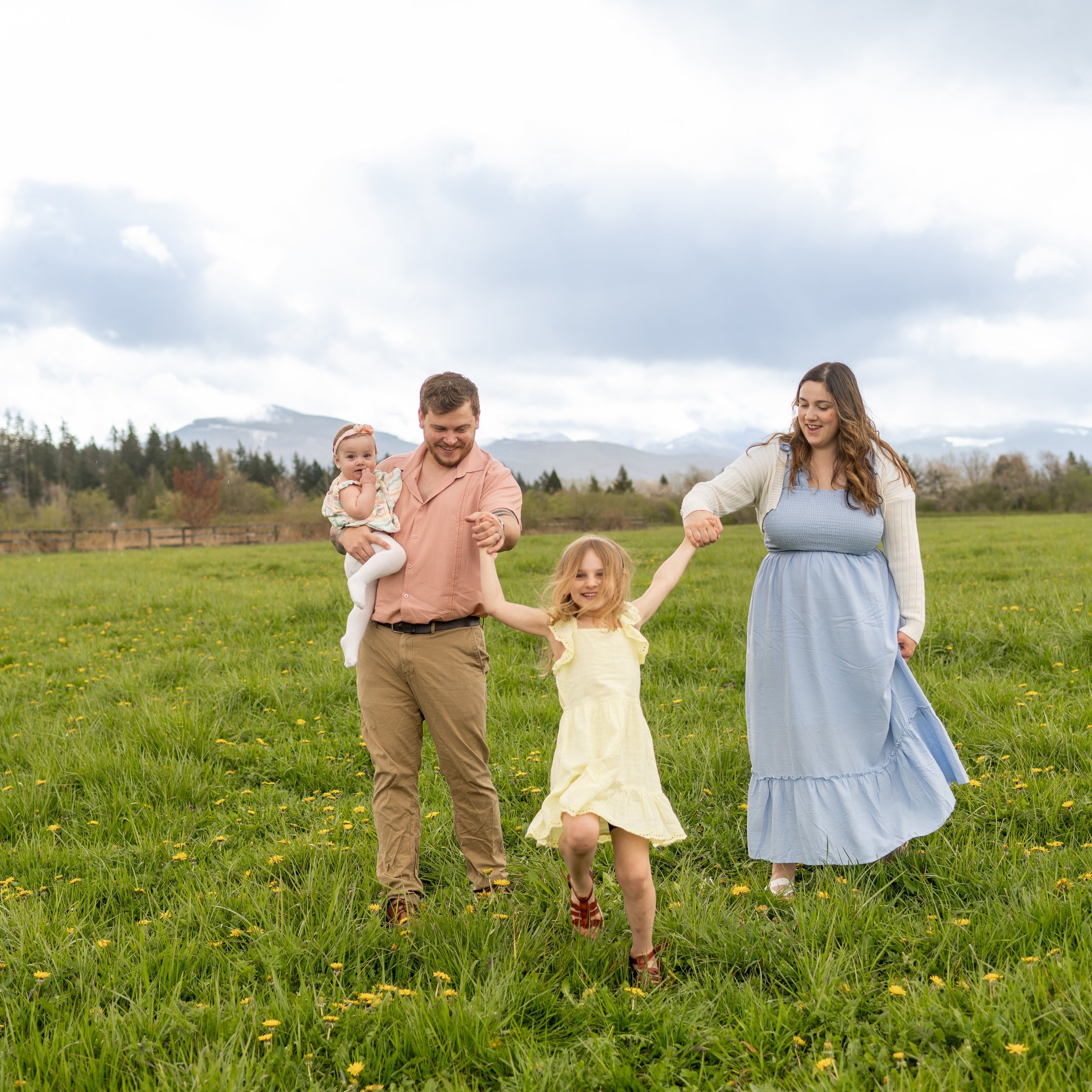 The sweetest family on an overcast Washington day🩷 It&rsquo;s crazy how different one location can look throughout the year. Believe it or not, the mountain is behind these clouds and on a sunny day, she is bright and beautiful! ☀️🏔️