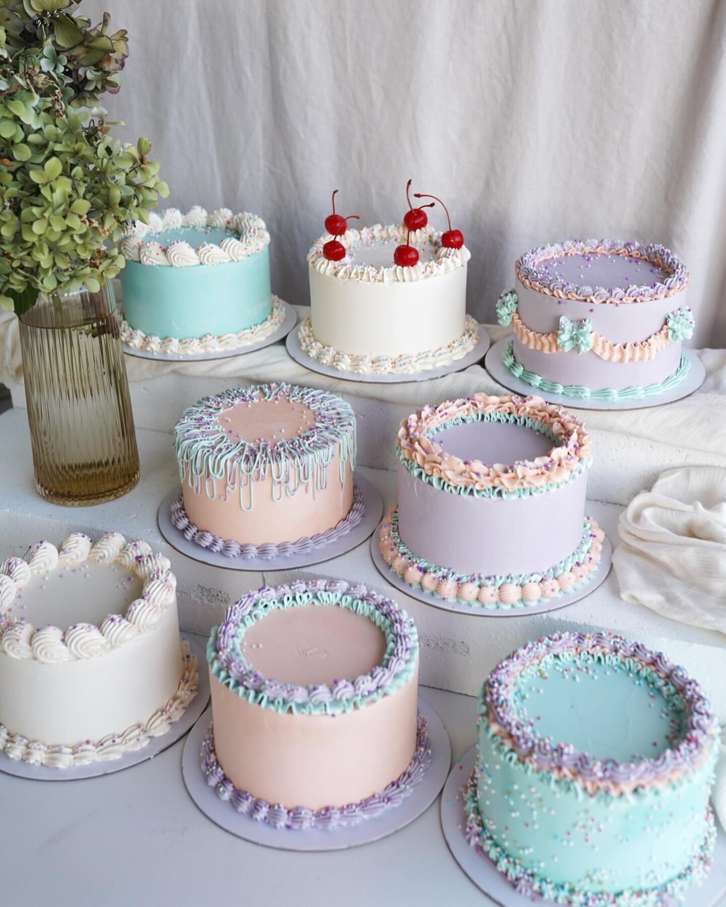 🎀 NEED A CAKE FOR THE WEEKEND? 🎀

I have 8 mini cakes up for grabs!

Cakes are $60 each and they come as they are (no alterations, sorry!). 

It&rsquo;s first in best dressed!

Cakes will serve from 1-20 people depending on serving size. 

Flavour 