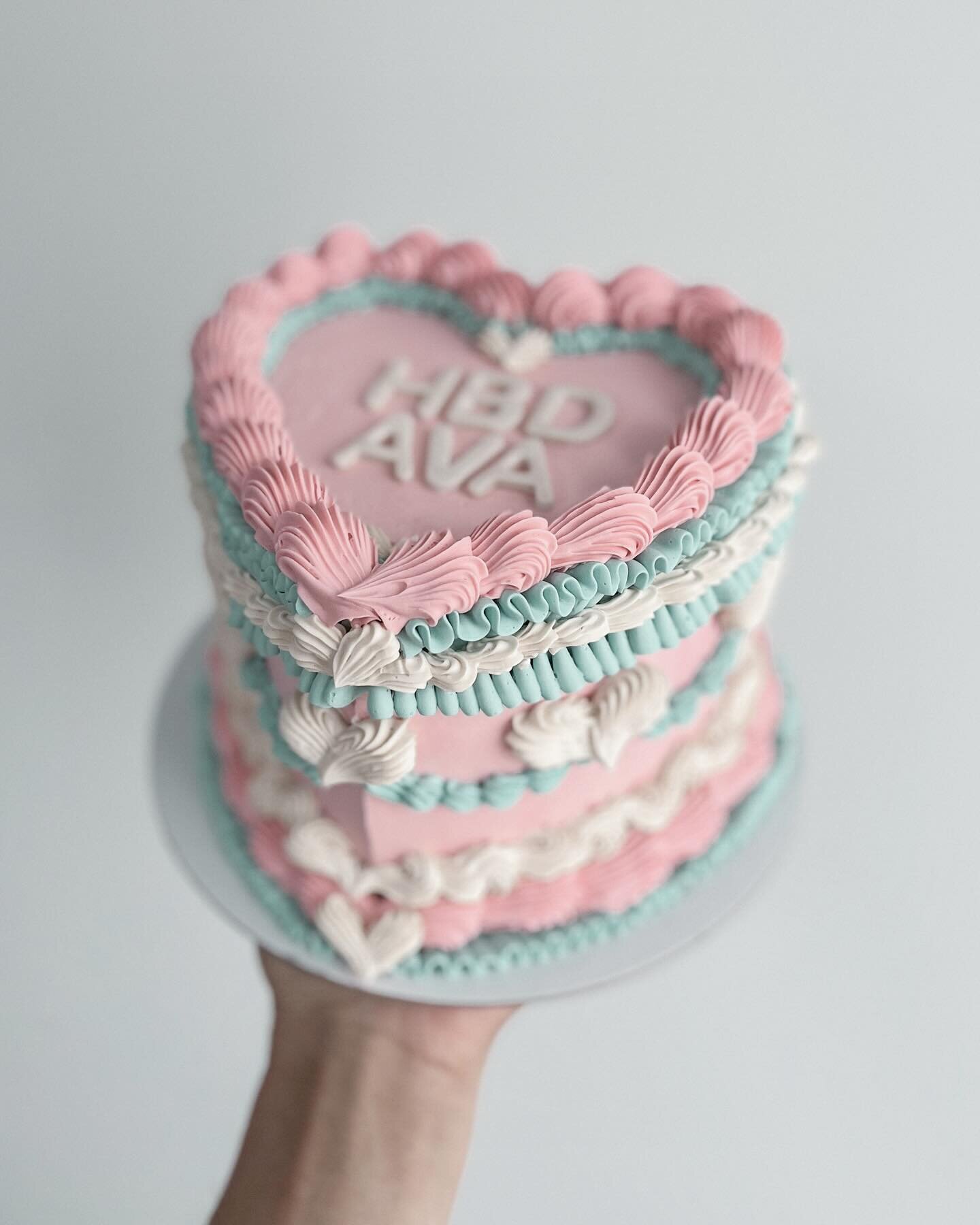 Vintage vibes in the sweetest pastels 😌

#pastelcake #blooooms #forflowerlovers
#cake #blooooms #forflowerlovers #dailydoseofcolour #cakedecorating #pastelart #pastelaesthetic #cakeporm #whimsicalcake #psimadethis #foodphotography #cakeinspo #ilovec