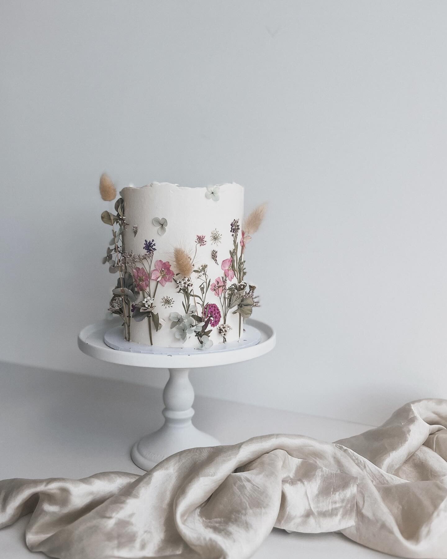 Totally adored this little pressed flower garden cake, made for my incredible florist @shiquefloraldesign 🤍

weddingcake #blooooms #forflowerlovers
#cake #thelane #weddedwonderland #modernwedding #cakedecorating #cakedesign #whimsicalcake #psimadeth