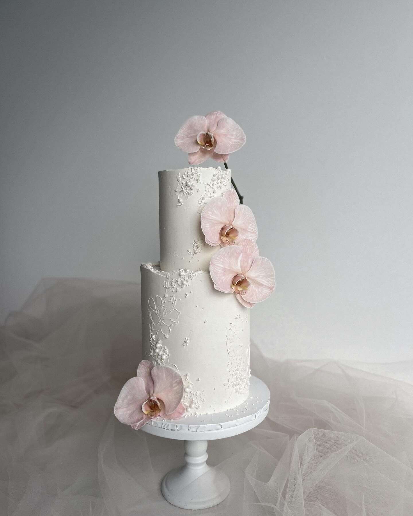 Orchids and pearls, a match made in heaven 🤍

#weddingcake #blooooms #forflowerlovers
#cake #thelane #weddedwonderland #modernwedding #cakedecorating #cakedesign #whimsicalcake #psimadethis #modernweddingmagazine #ilovecake #asecondofwhimsy #underth