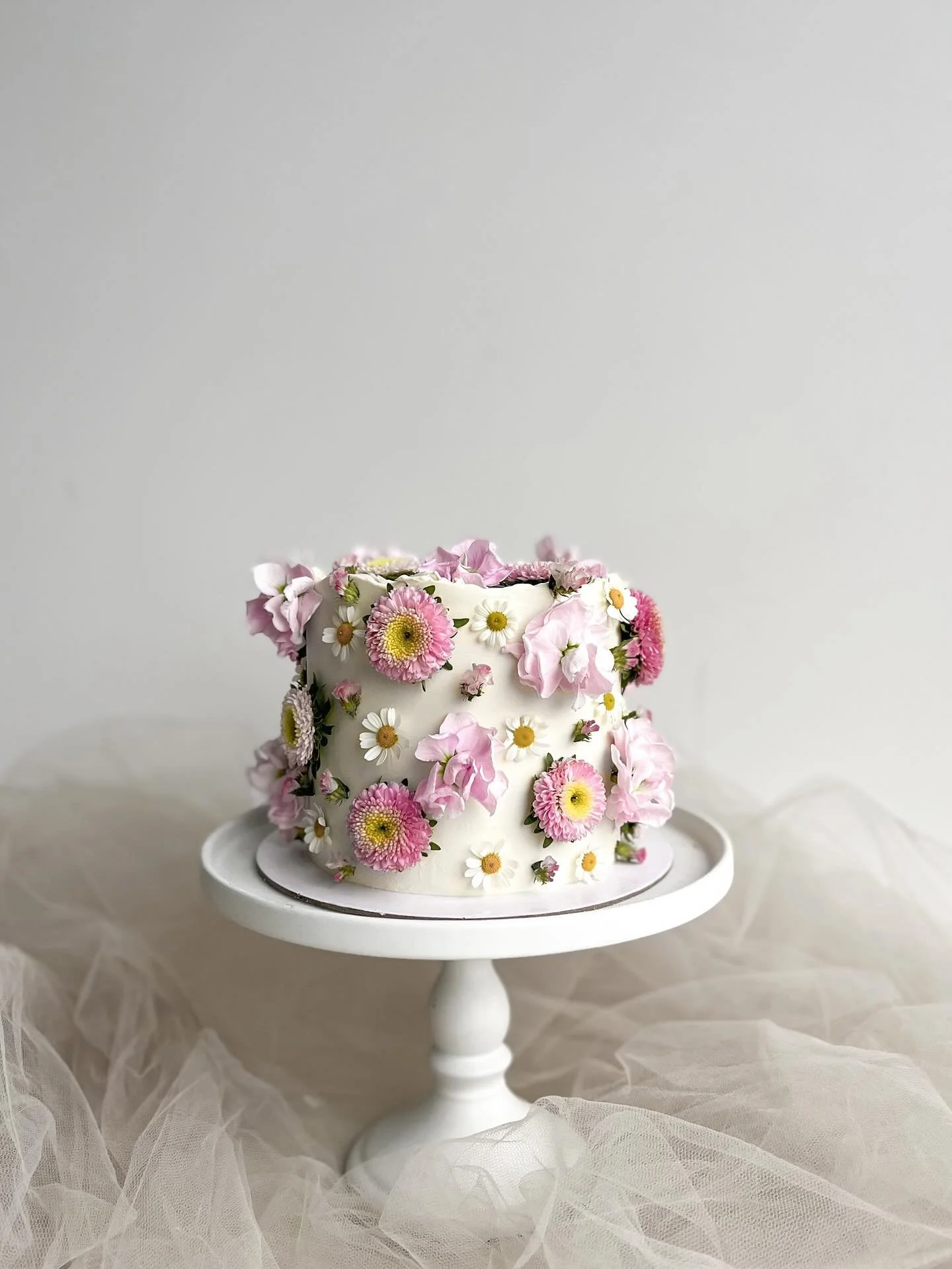 Flowers always make people better, happier, and more helpful; they are sunshine, food, and medicine for the soul 🤍

#weddingcake #blooooms #forflowerlovers
#cake #thelane #weddedwonderland #modernwedding #cakedecorating #cakedesign #whimsicalcake #p