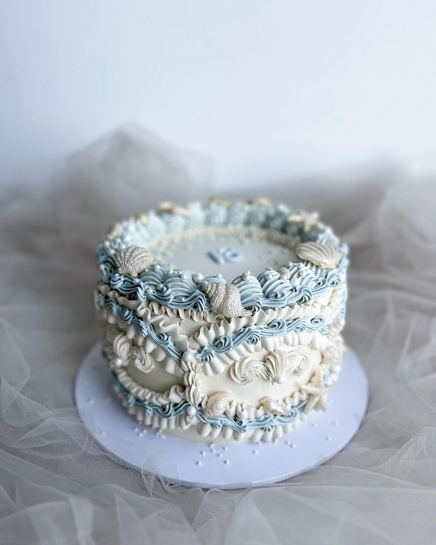 &ldquo;The sea, once it casts its spell, holds one in its net of wonder forever.&rdquo; 🐚🤍

@restorereiki_ 

Original inspo - unknown

#OceanCake #ShellCake #SeashellCake #BeachCake #MermaidCake #UnderTheSeaCake #OceanThemeCake #SeaCake #BeachVibes