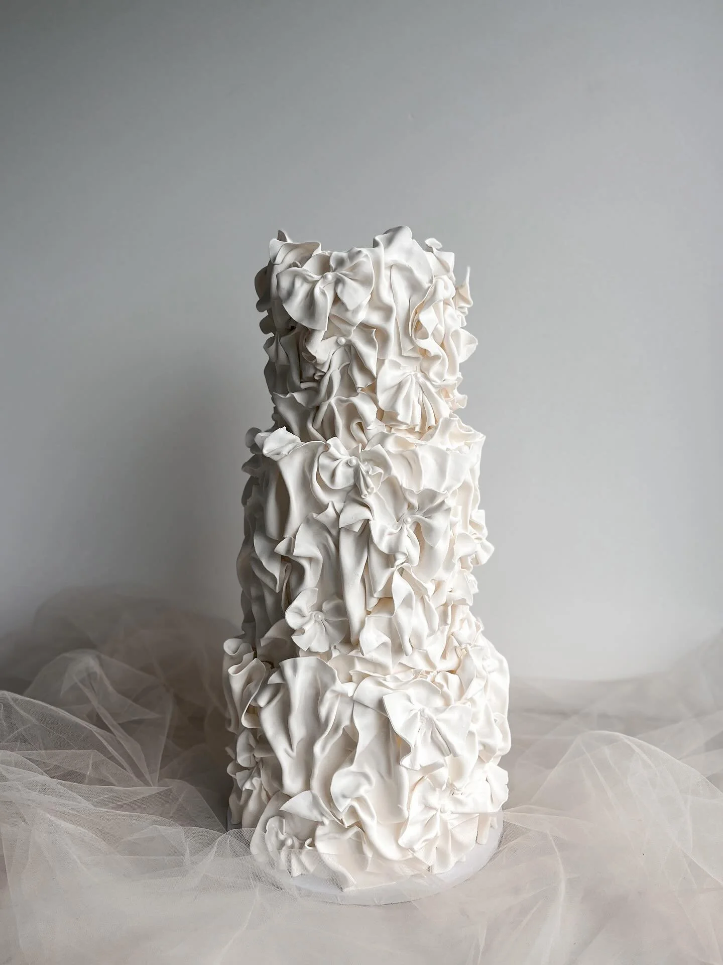 Arms were definitely sore after carrying this supersized beauty 🙈

#weddingcake #blooooms #forflowerlovers
#cake #thelane #weddedwonderland #modernwedding #cakedecorating #cakedesign #whimsicalcake #psimadethis #modernweddingmagazine #ilovecake #ase