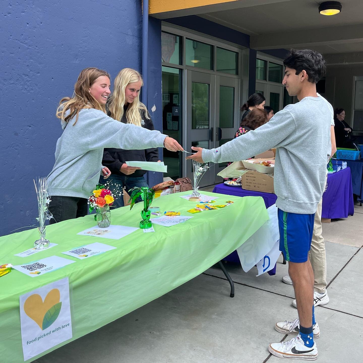 Today, two Food Picked with Love leaders helped to educate other teens and adults about food waste and food insecurity, handing out flyers and talking about ways to help. Thanks to @mizzram4youth for coordinating the event! Sign the Food Waste Pledge