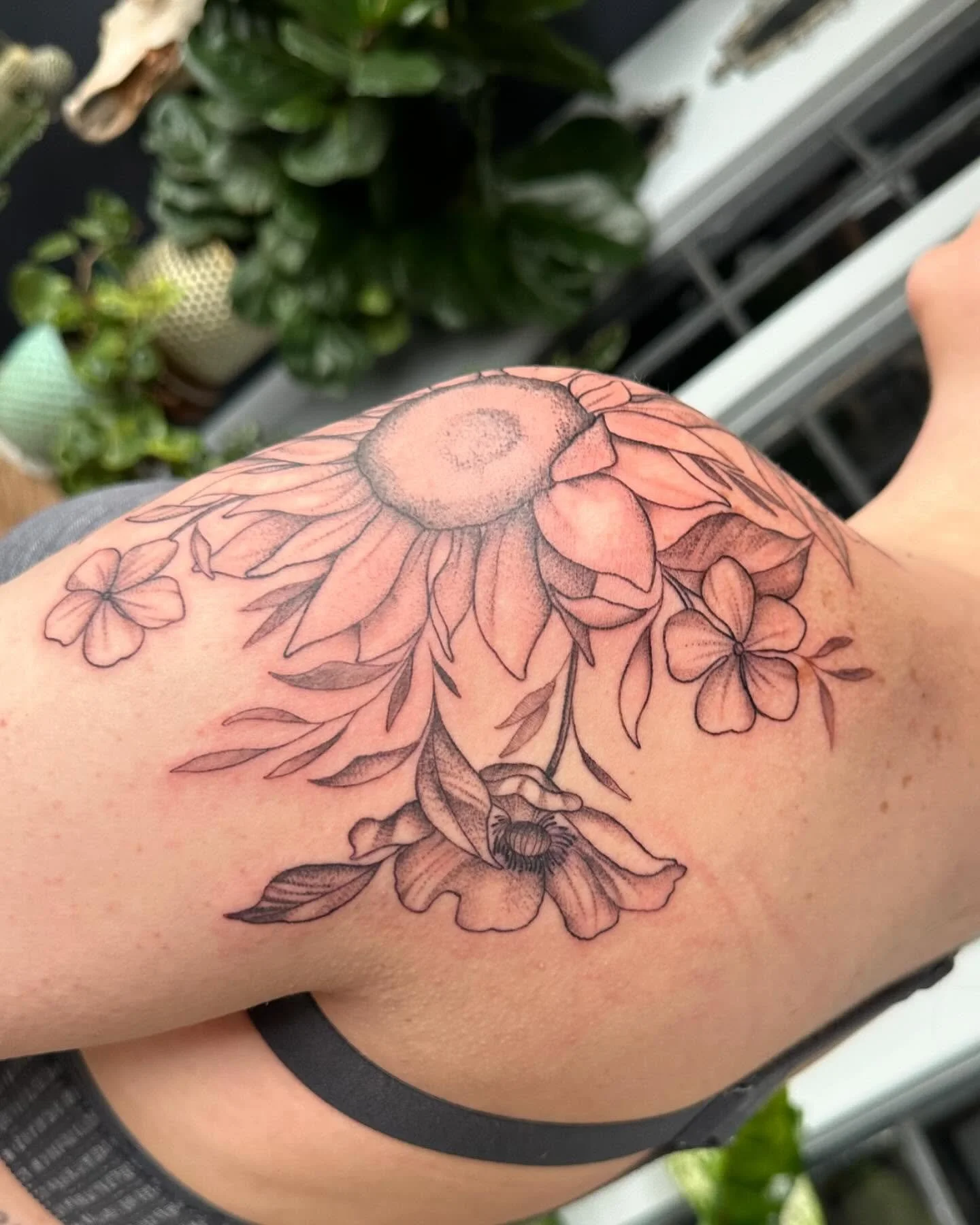 Lovely sunflower shoulder cap I got to do today for Geena! Thank you, can&rsquo;t wait to see it in your dress. ✨✨