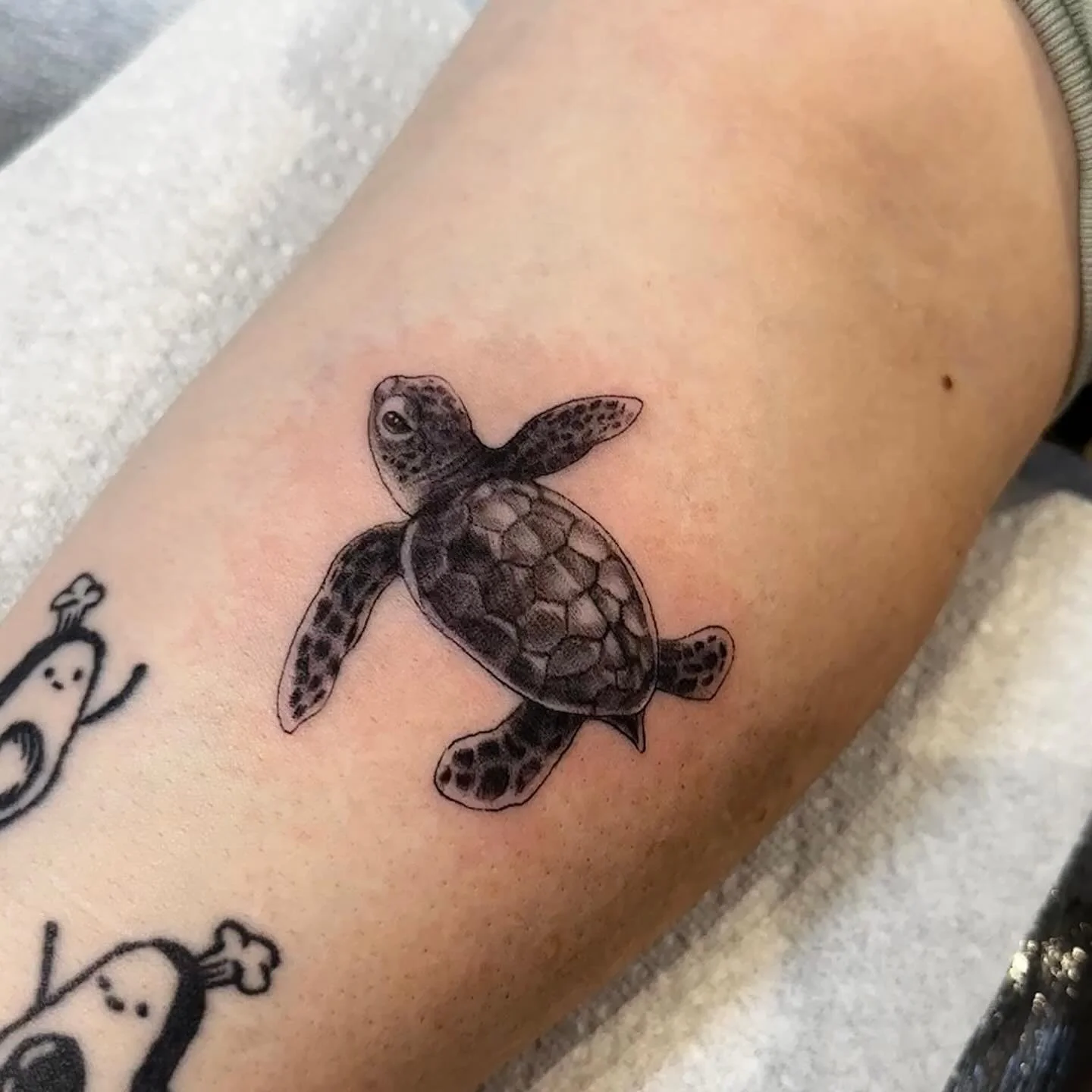 Cute little buddy made at @sacred_soul_collective.
#okctattoos #smalltattoo #seaturtle