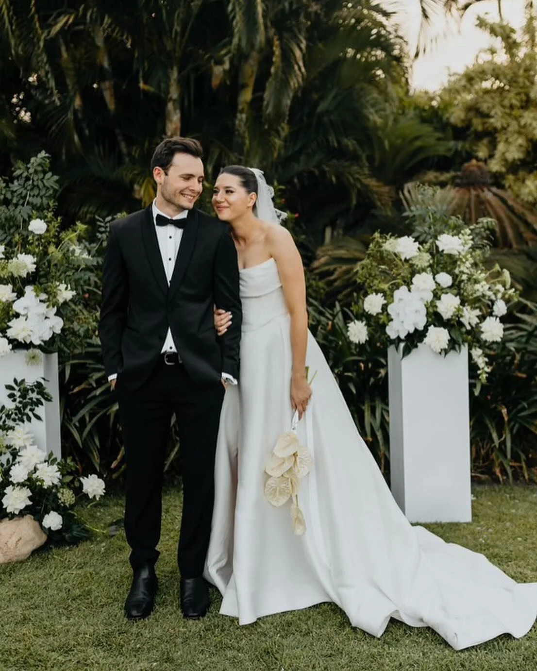 Lauren 🖤 Zach

This was the first of three weddings over two days for me. 
Big love to @todieforflora &amp; @bleflora__ couldn&rsquo;t have created without you gorgeous gals 🤍