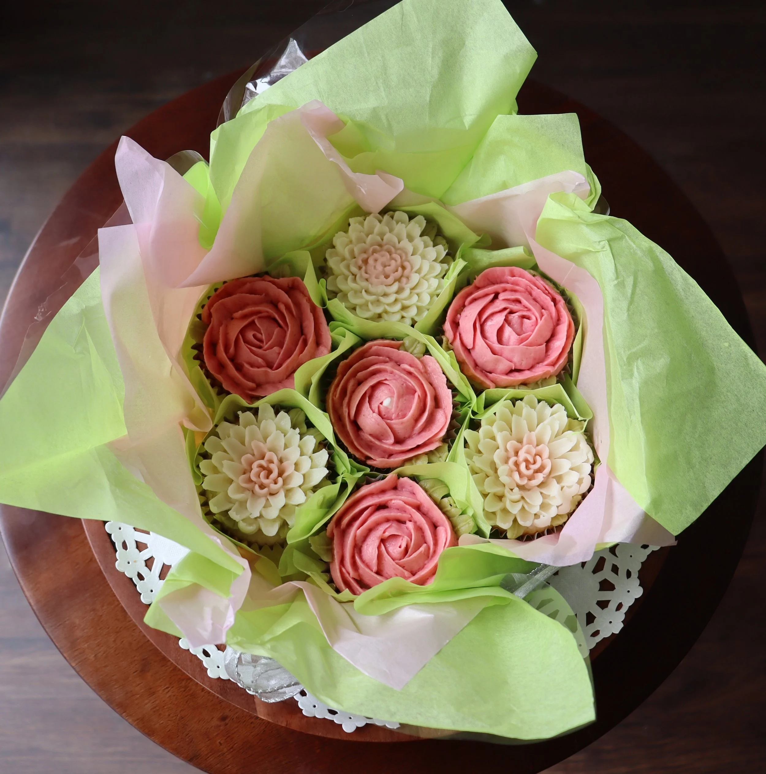 *Rose and Chrysanthemum Bouqcake v1.JPG