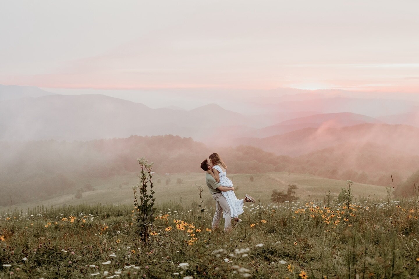 Mountain sunsets 🤌🏼

#knoxvilleweddingphotographer #knoxvilleengagementphotographer #mountainengagementphotos #northcarolinaweddingphotographer #northcarolinamountains #eastcoastweddingphotographer #eastcoastphotographer #tennesseephotographer