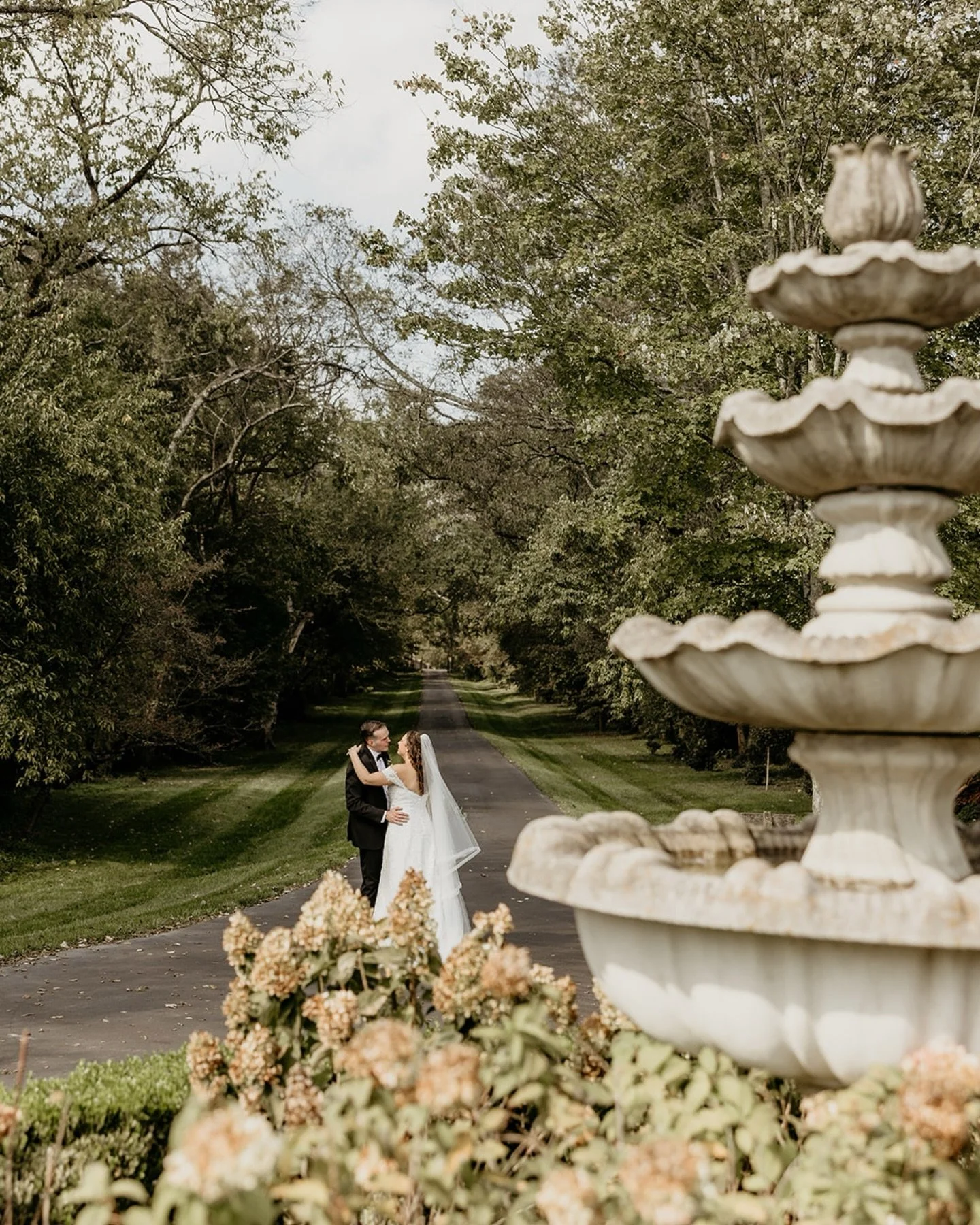 Finally getting around to posting this gorgeous fall wedding at Maple Grove Estate 💗