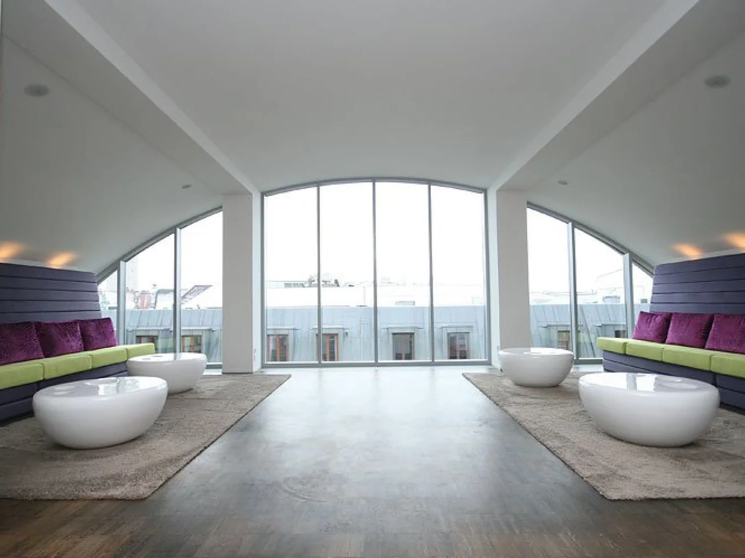 Die Lounge mit Panoramaverglasung