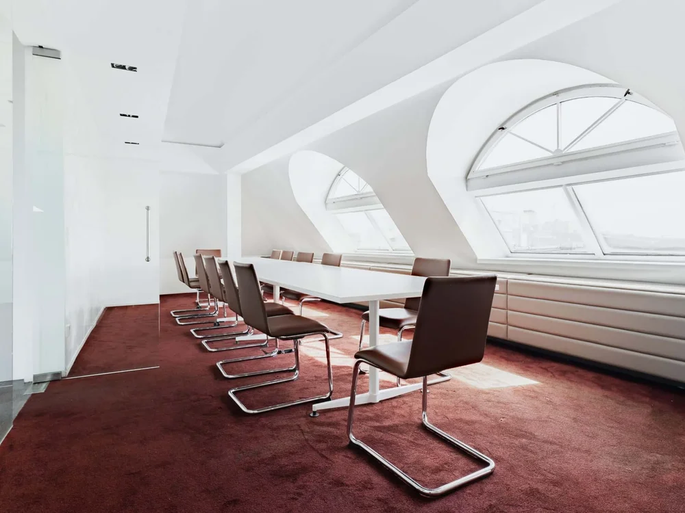 Konferenzraum unter den Bogenfenstern