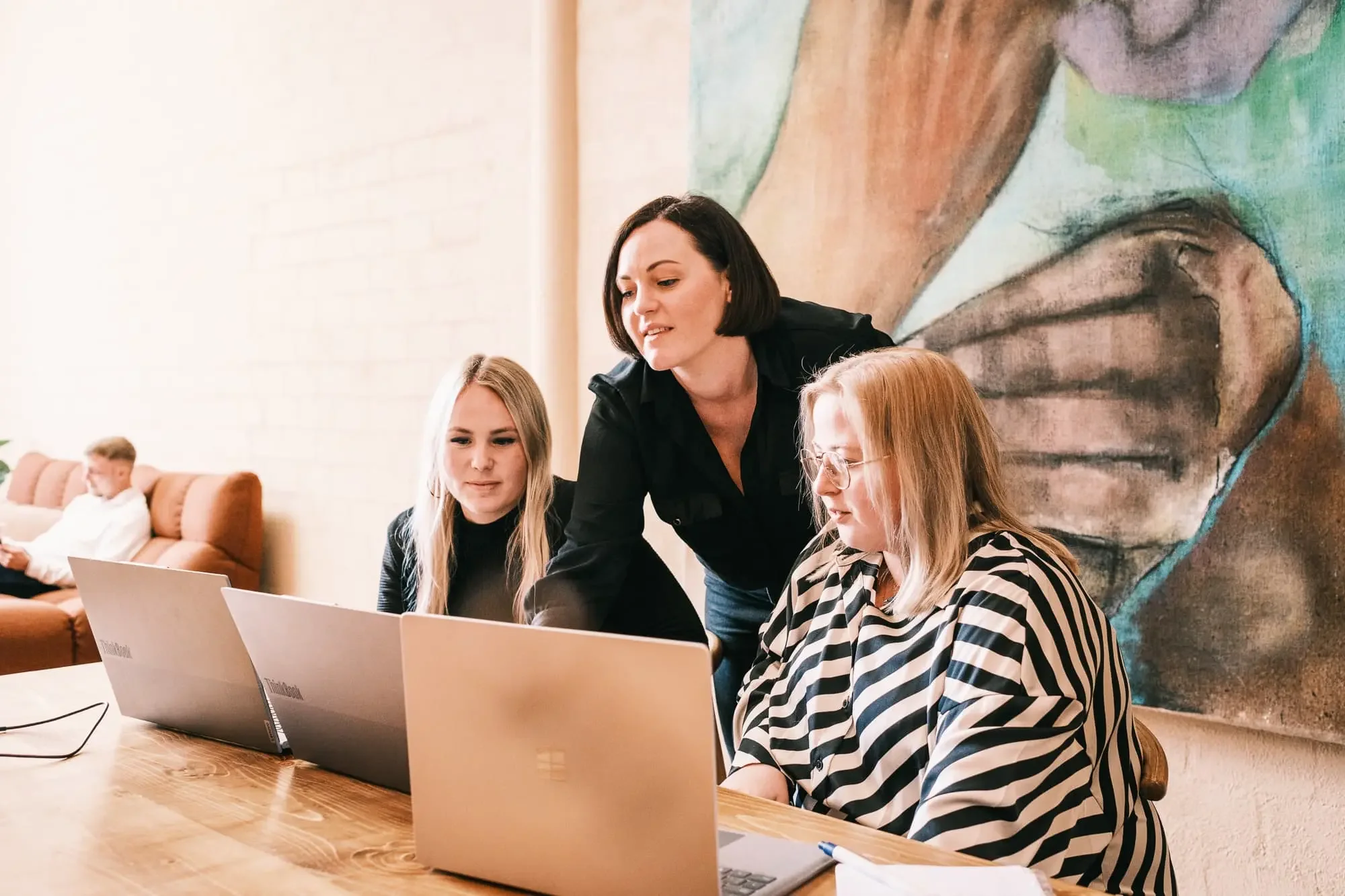 Photo: MICE DESK employees processing orders in Convention Sales. Group photo of three people in working environment, exemplary representation.