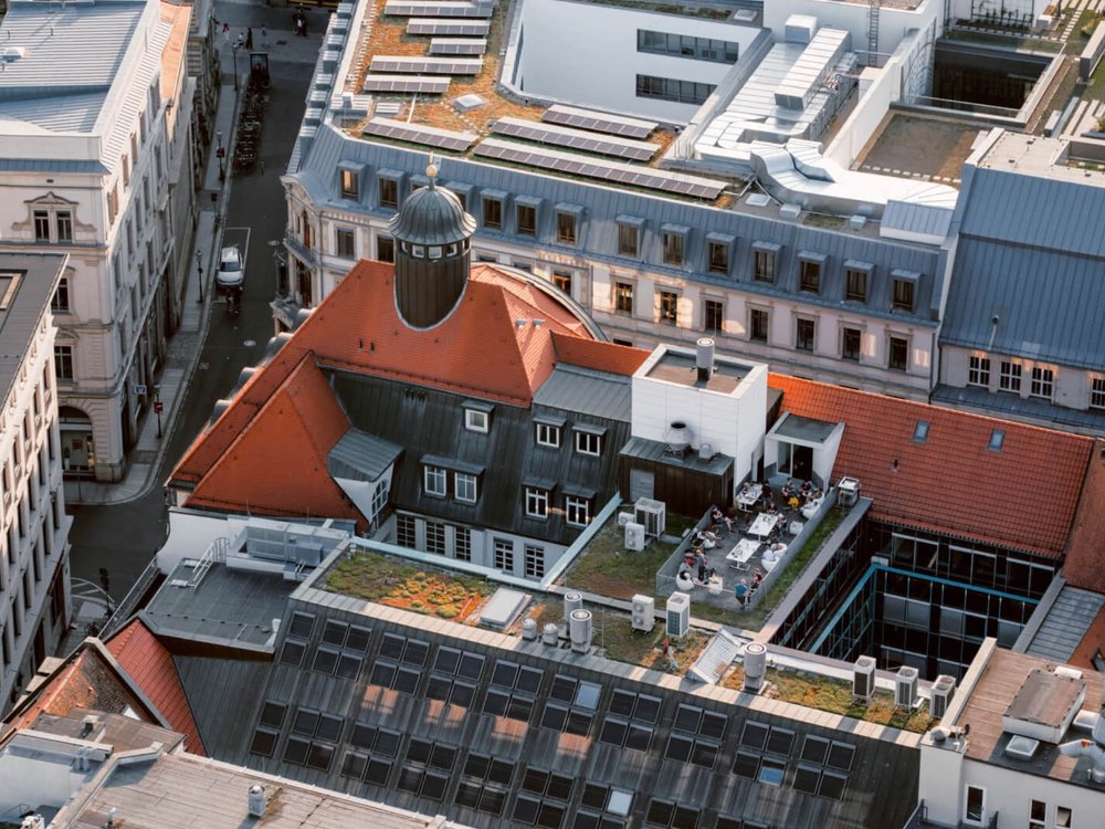 Luftaufnahme des Schrödterhauses mit Dachterrasse