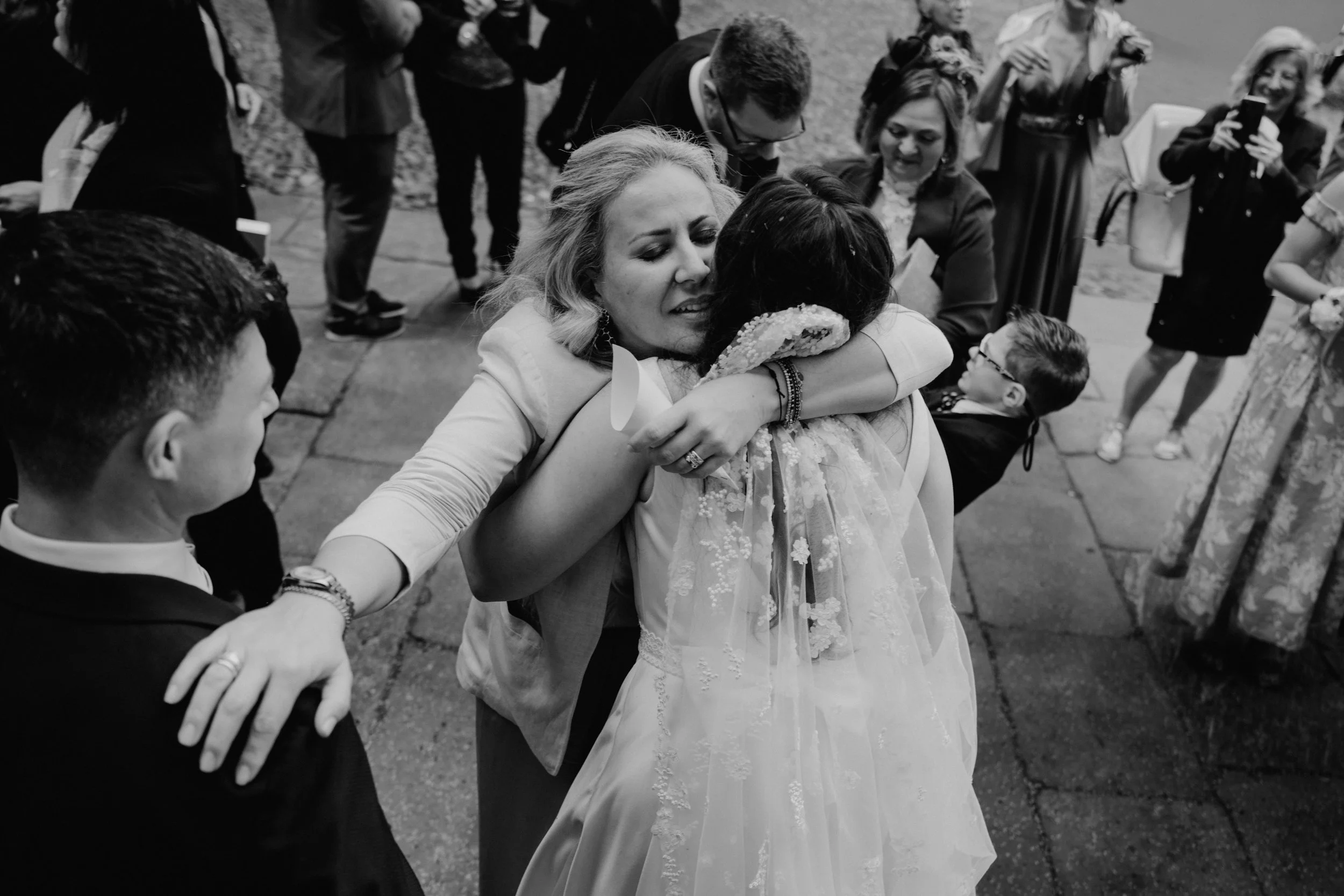 fotografo street per matrimonio chiesa bologna