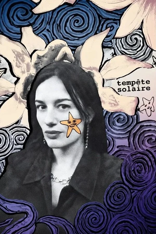 Collage artistique avec un portrait noir et blanc d'une femme portant un collier, un clip en forme d'étoile sur la joue, un fond de motifs floraux et spirales bleus et violets, avec le texte 'tempête solaire'.