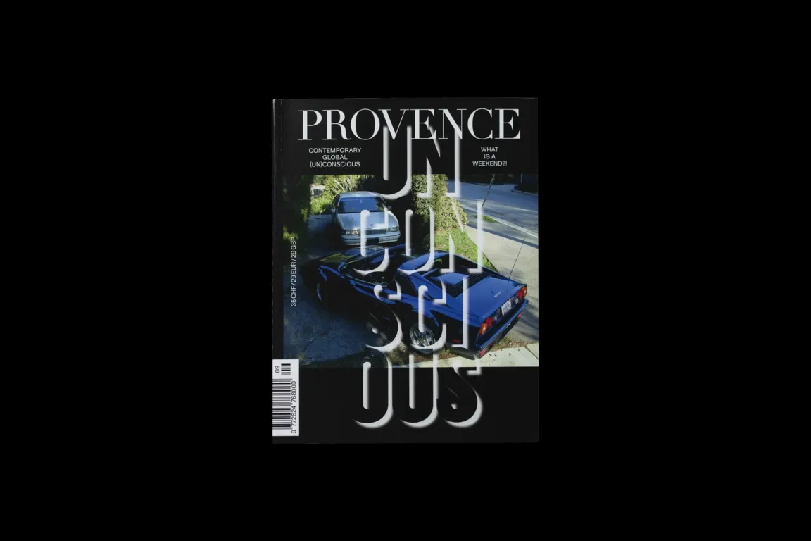 Une couverture de magazine avec deux voitures stationnées, une noire classique et une autre bleue décapotable, dans un environnement urbain, avec du texte en blanc et vert dessus.