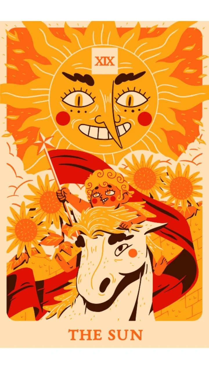 Une illustration colorée du tarot, représentant le Soleil avec un visage souriant, un enfant avec une couronne de soleil, tenant une bannière rouge et une épée, entourée de tournesols. En dessous, texte "THE SUN".