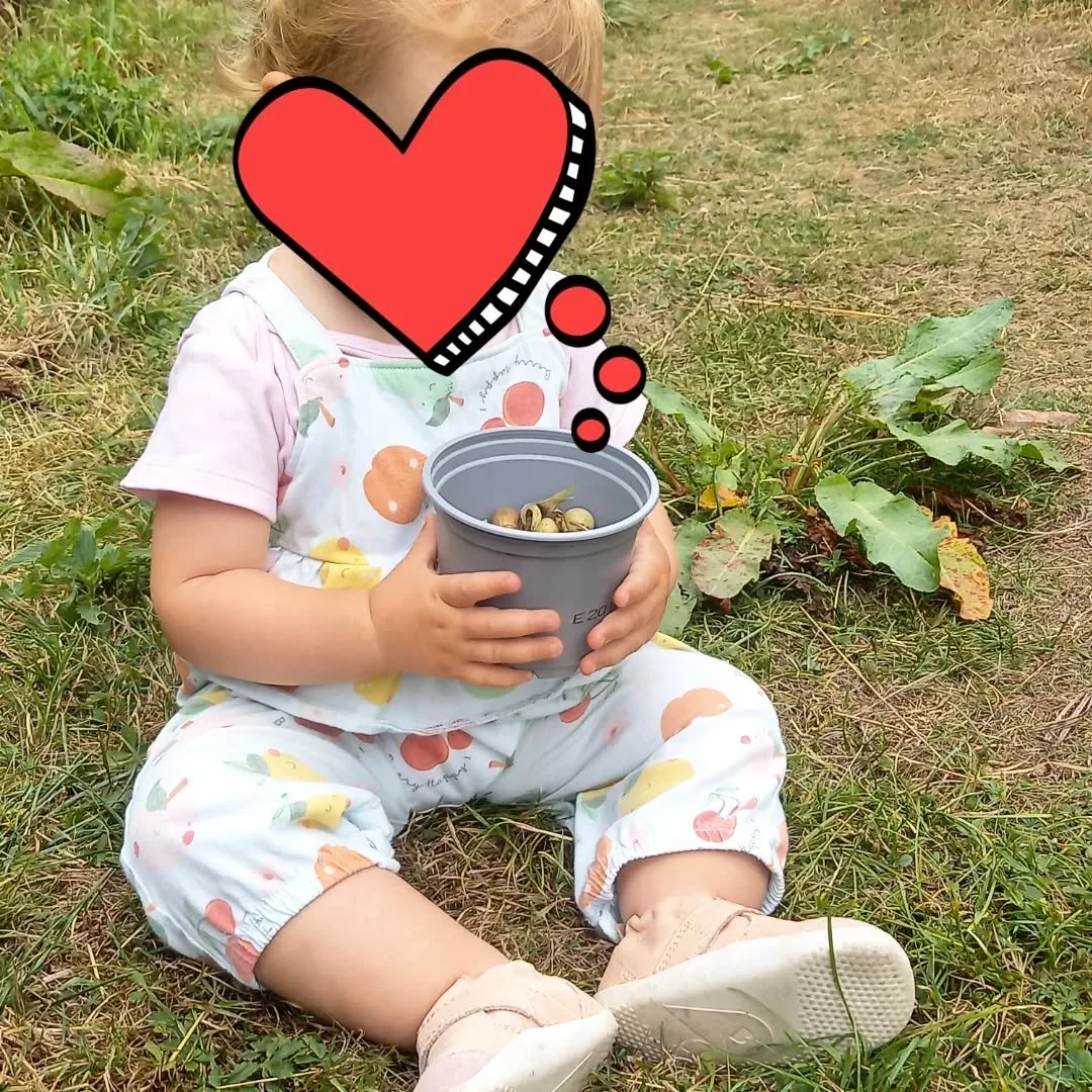 OUTDOOR PLAY offers many benefits for children's health and wellbeing. 

When children play outside we can see:

- Increased muscular strenght.
- Increased agility, range of motion, co-ordination and balance.
- A clearer risk assessment, more resilie