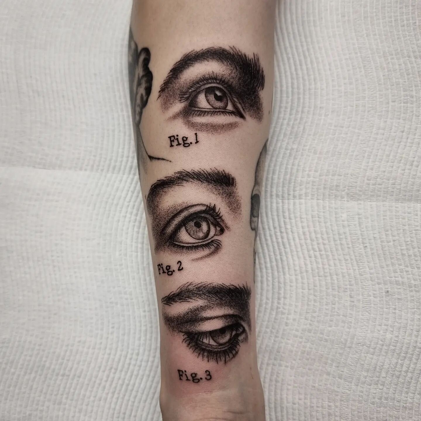 A series of eyes for Rochelle! I always have the best time tattooing you, thanks for the best ideas and the best chats! 👁👁👁
.
.
.
.
.
#scientificillustration #eyetattoo ##detailedtattoo #illustrativetattoo ##dotworktattoo #realismtattoo #blackandg