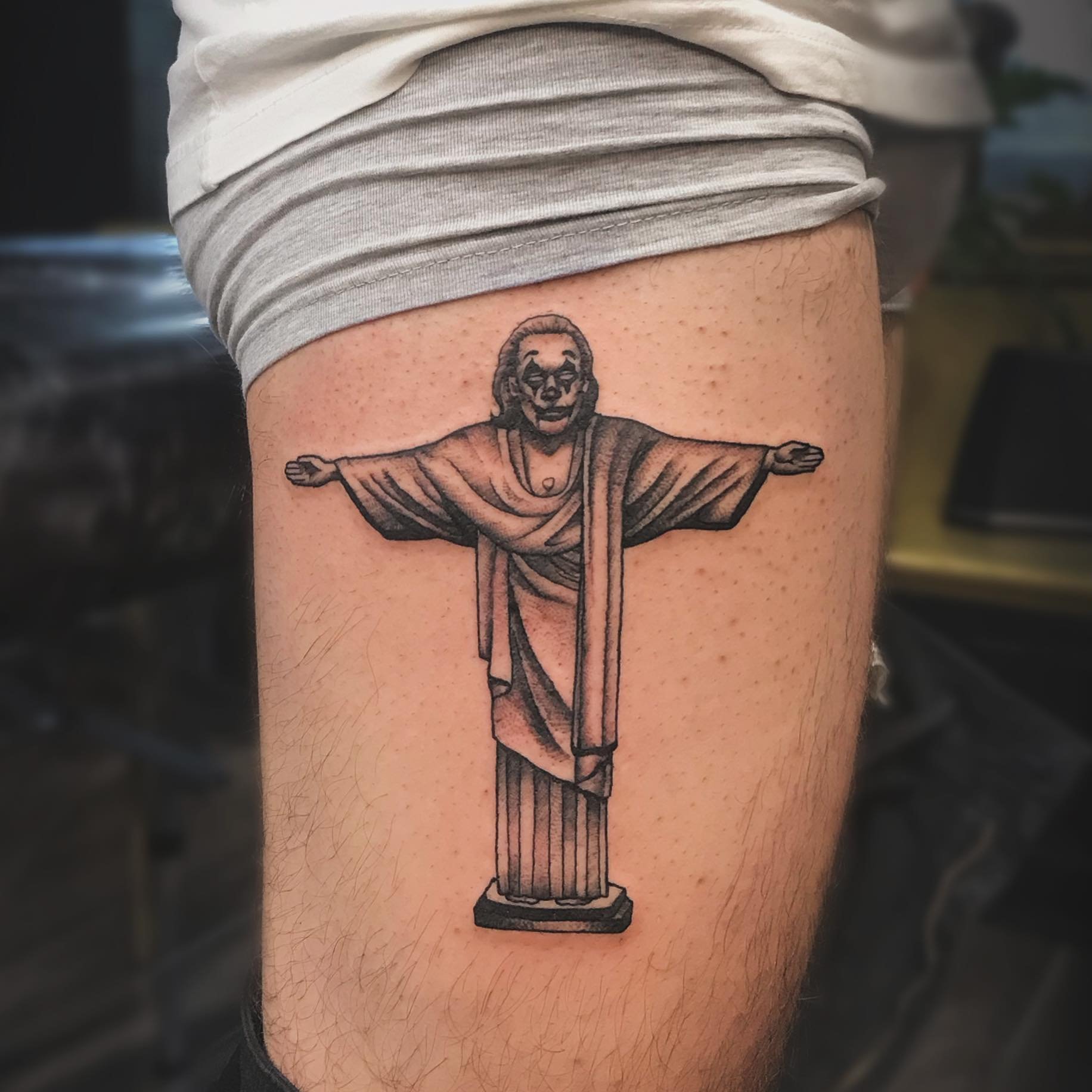 Arthur Fleck, the redeemer 🃏
Thankyou so much @biros_pryvo for this cool idea!

#melbournetattoo #melbournetattooist #thejoker #jokertattoo #joaquinphoenix #dynamicink #metrixneedles #blackandgreytattoo