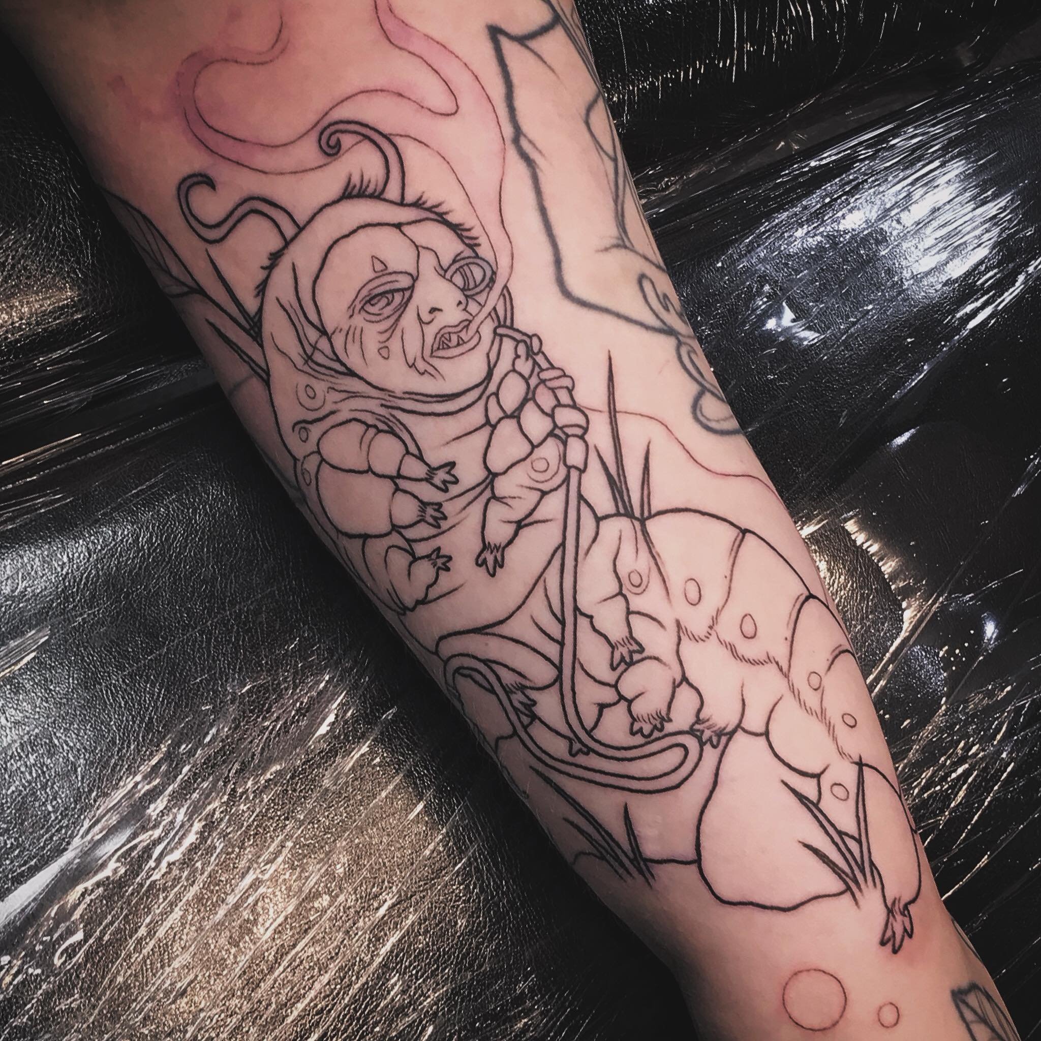 Outlined this Absolem as part of an Alice in Wonderland sleeve today 🐰 
Thankyou so much @tahliametcalf 🖤

#absolem #aliceinwonderland #tattoosleeve #tattooedgirls #sleevetattoo #workinprogress #dynamicink #melbournetattoo