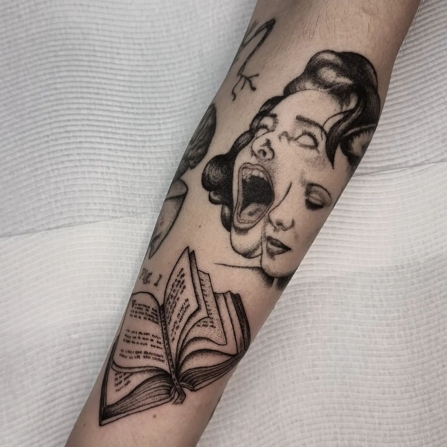 A cute book under some healed beauty's for amazing Rochelle! Plus some eyes to fill some gaps on the forearm. Thank you as always Rochelle! 🩷
.
.
.
.
.
#scientificillustration #scientifictattoo #booktattoo #healedtattoo #realismtattoo #realistictatt