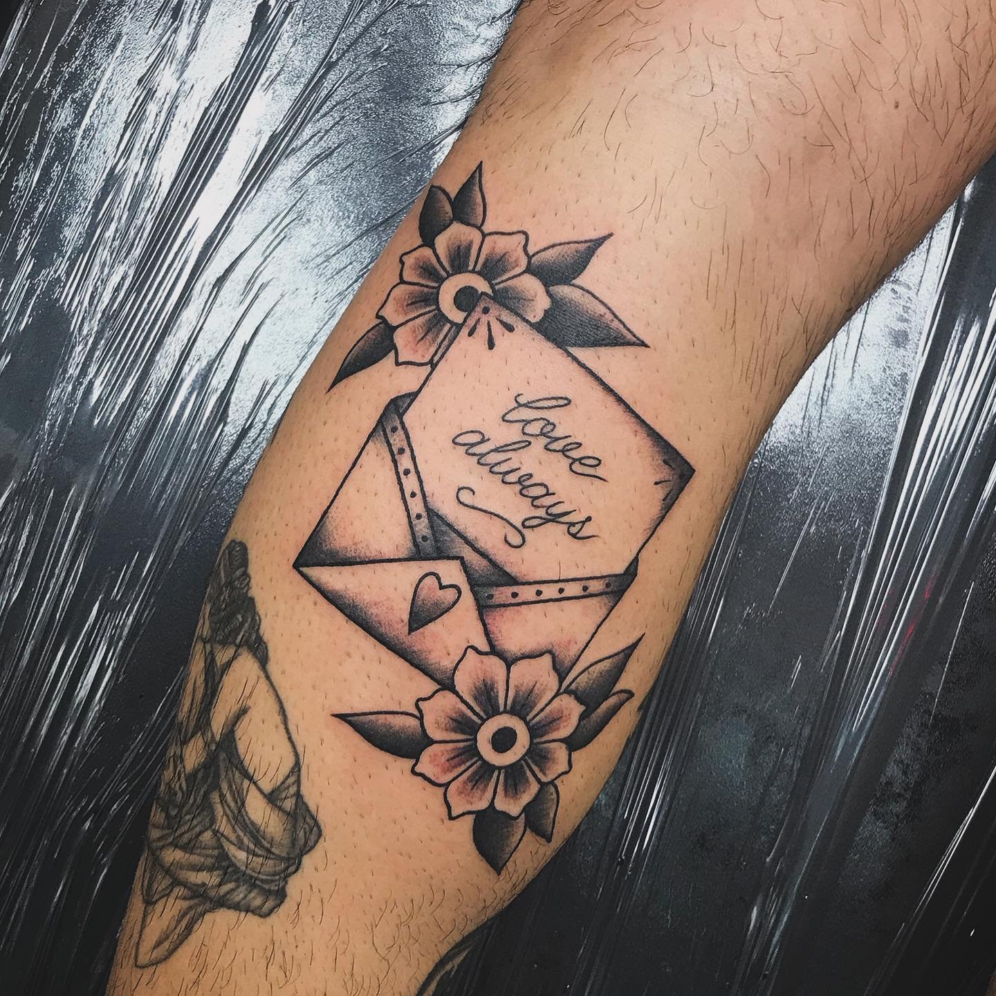 Love always, for @jake_james_f 💌
Thankyou so much mate!
Made at @mans_ruin_tattoo, bookings available 🎈

#tradtattoo #envelope #dynamicink #melbournetattoo #melbournetattooist #traditionaltattoo #blacktattoos #bishoprotary