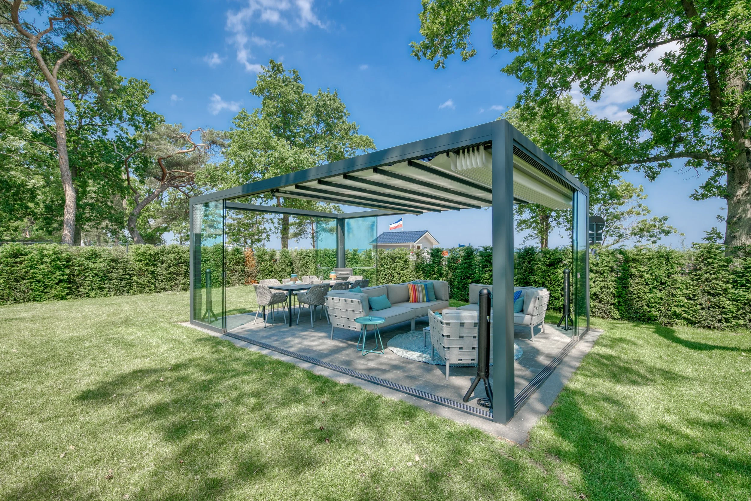 Leiner AREA – ein Glashaus im Sommerlicht