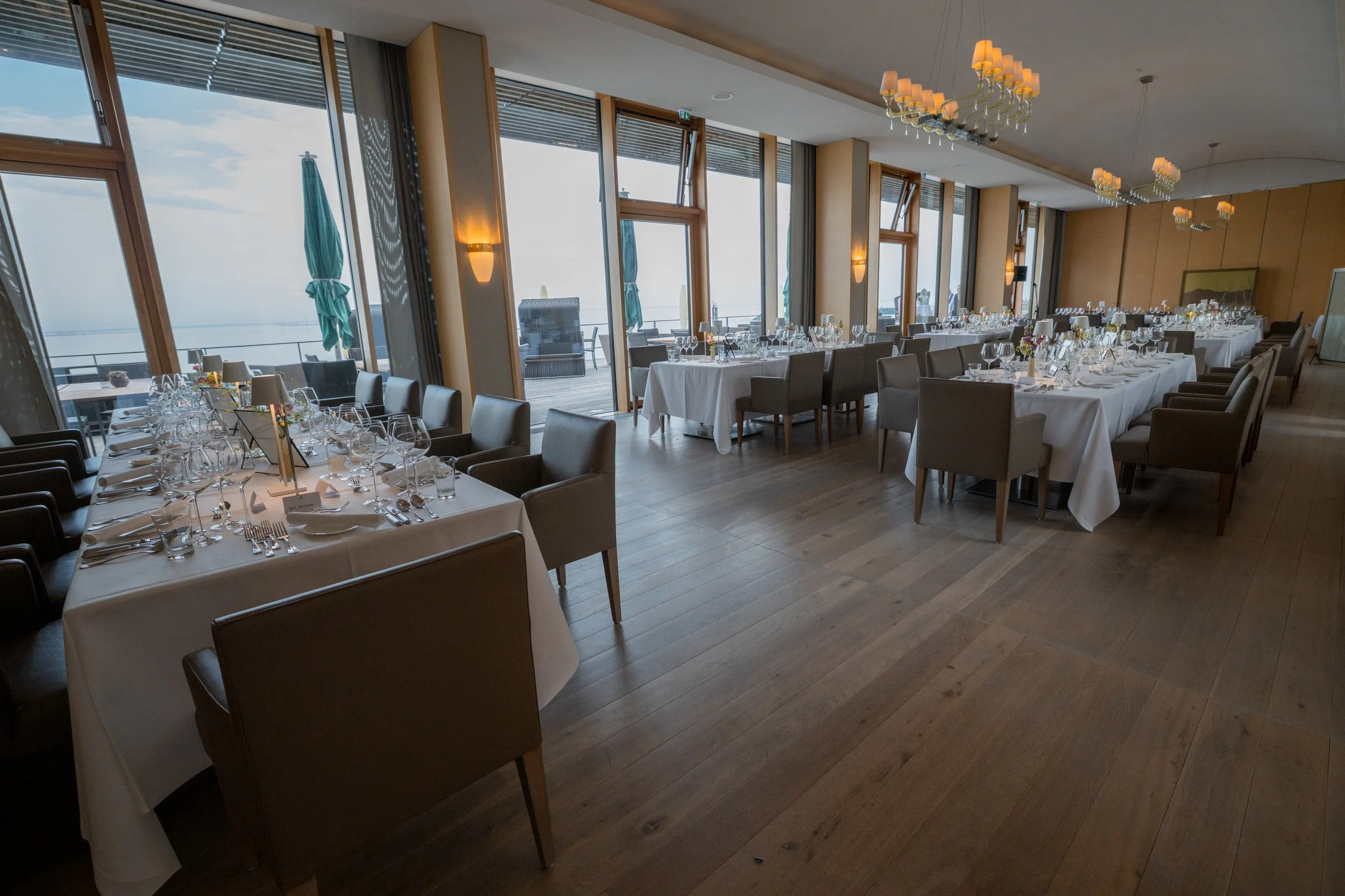 Der eingedeckte Saal im KAI3 im Hotel Budersand