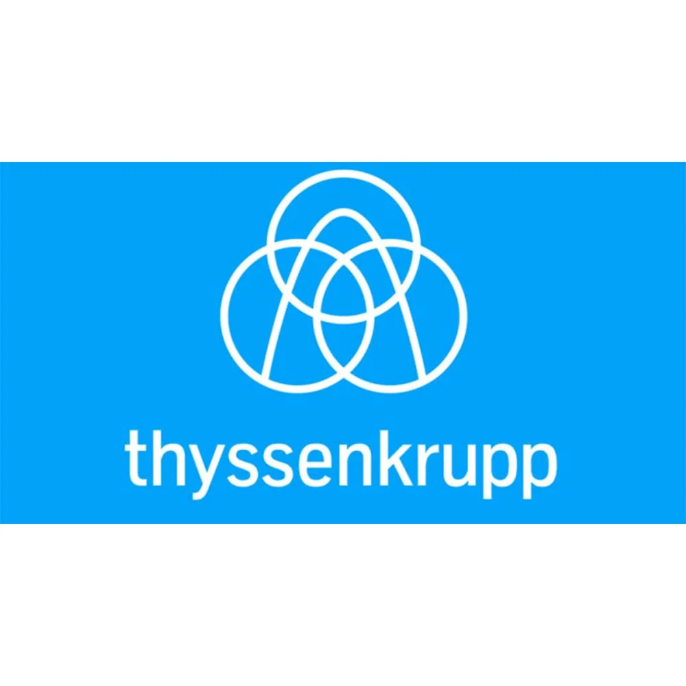 Das Logo von Thyssenkrupp, bestehend aus einem blauen Hintergrund, weißen Linien, die eine geometrische Form bilden, und dem weißen Schriftzug 'thyssenkrupp' darunter.