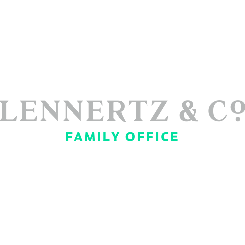 Schwarzes Logo mit grauem Text 'LENNERTZ & CO. ' und grüner Unterzeile 'FAMILY OFFICE' - Referenz Christian-Arne de Groot