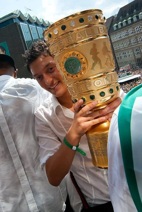 Mesut_Özil-mit-DFB_Pokal.jpg